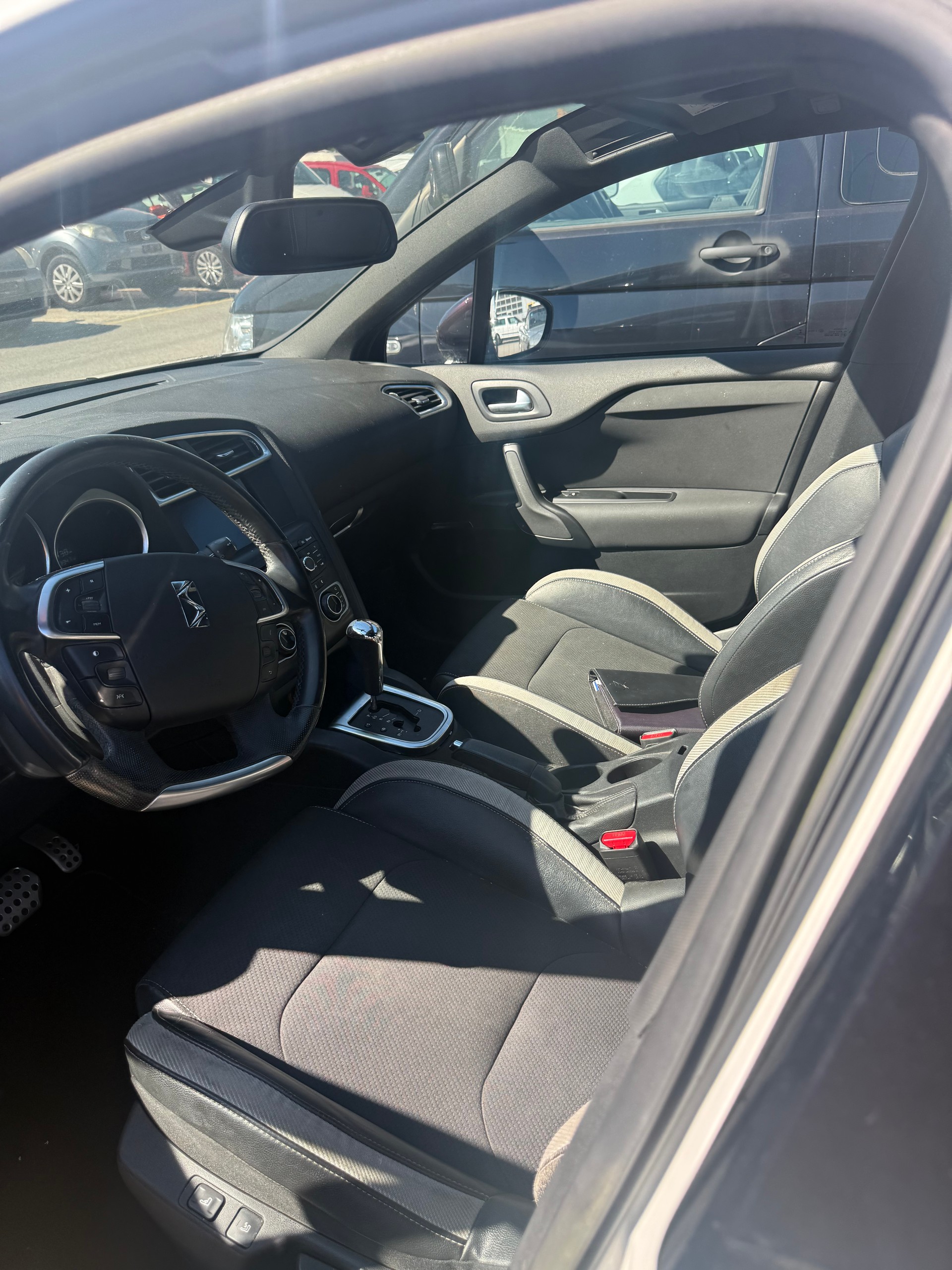DACIA Duster 1.5 dCi Lauréate 4x4-image-8