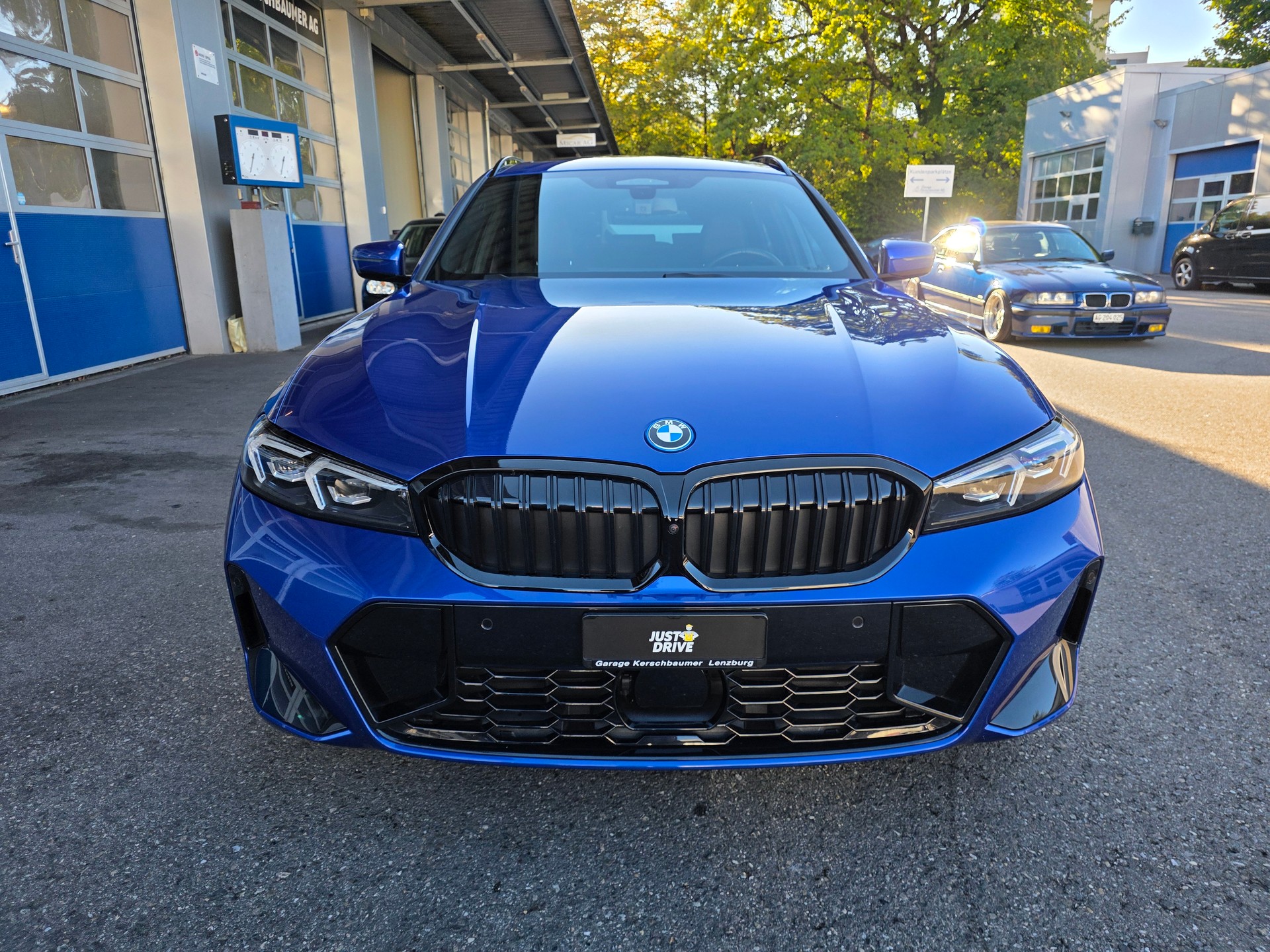 BMW 330e x DriveTouring Steptronic M Sport Pro-image-6