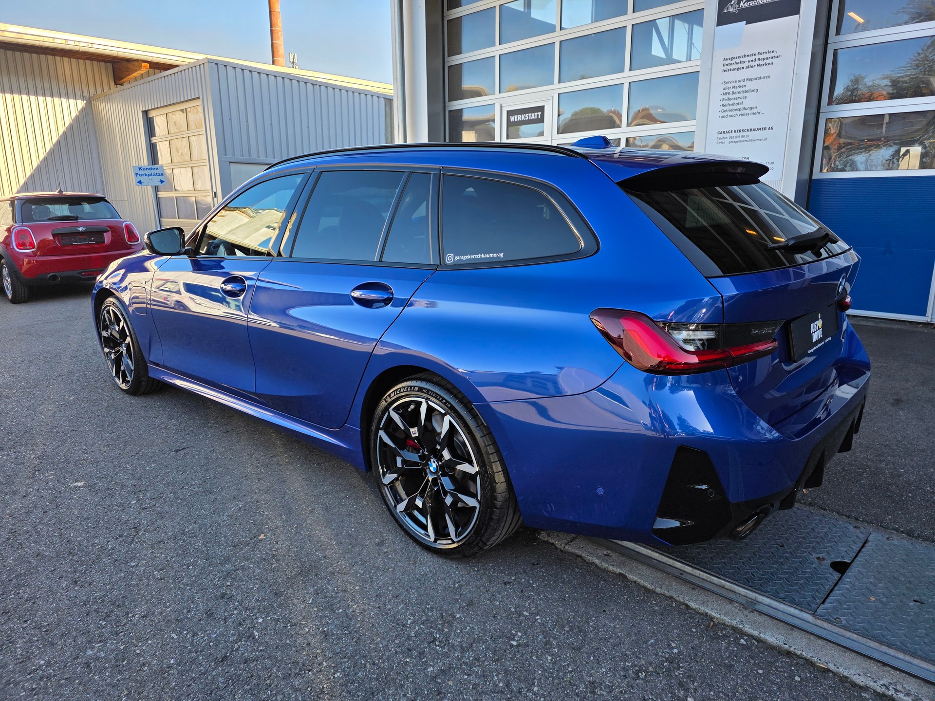 BMW 330e x DriveTouring Steptronic M Sport Pro-image-2