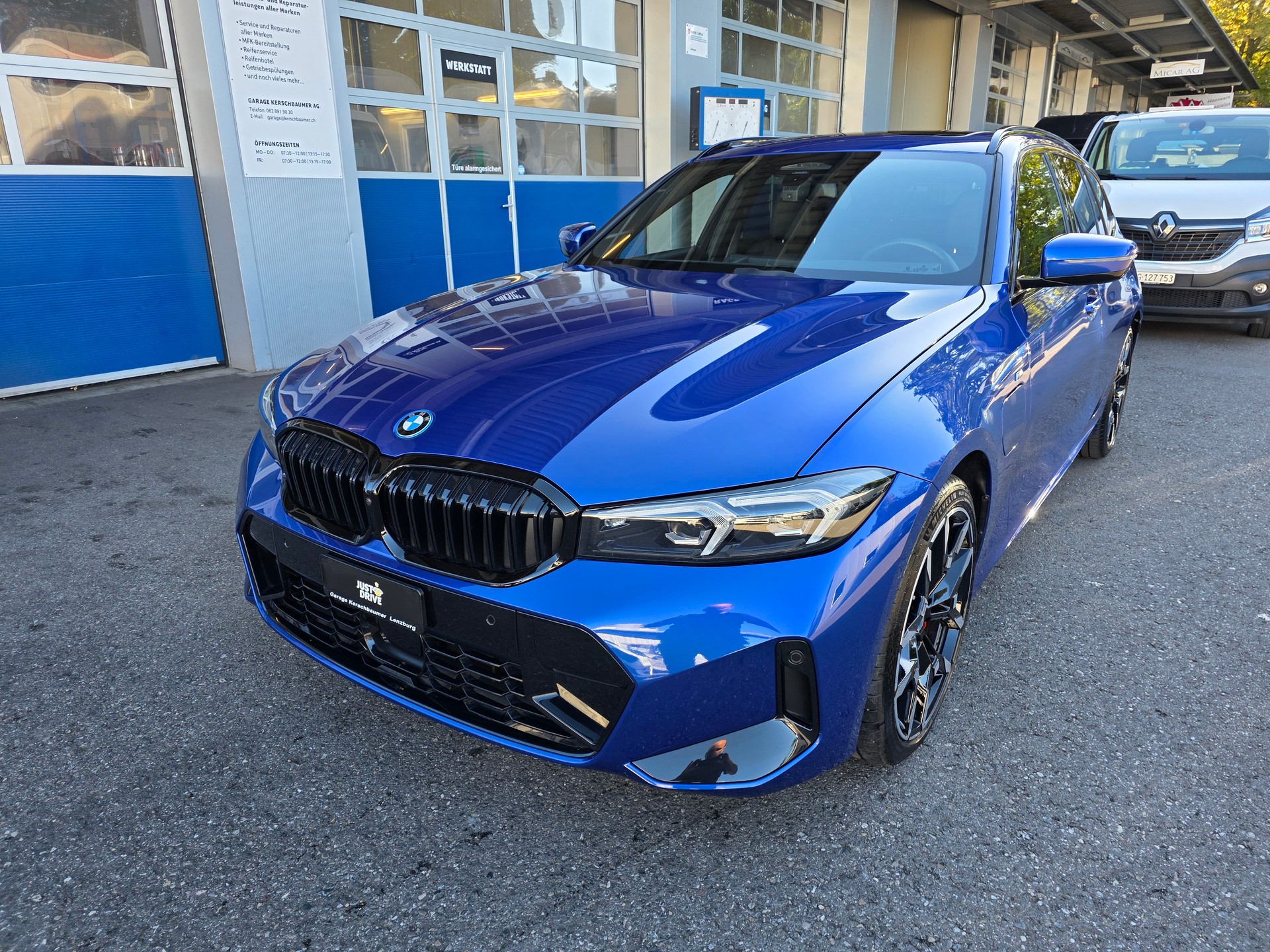 BMW 330e x DriveTouring Steptronic M Sport Pro-image-0