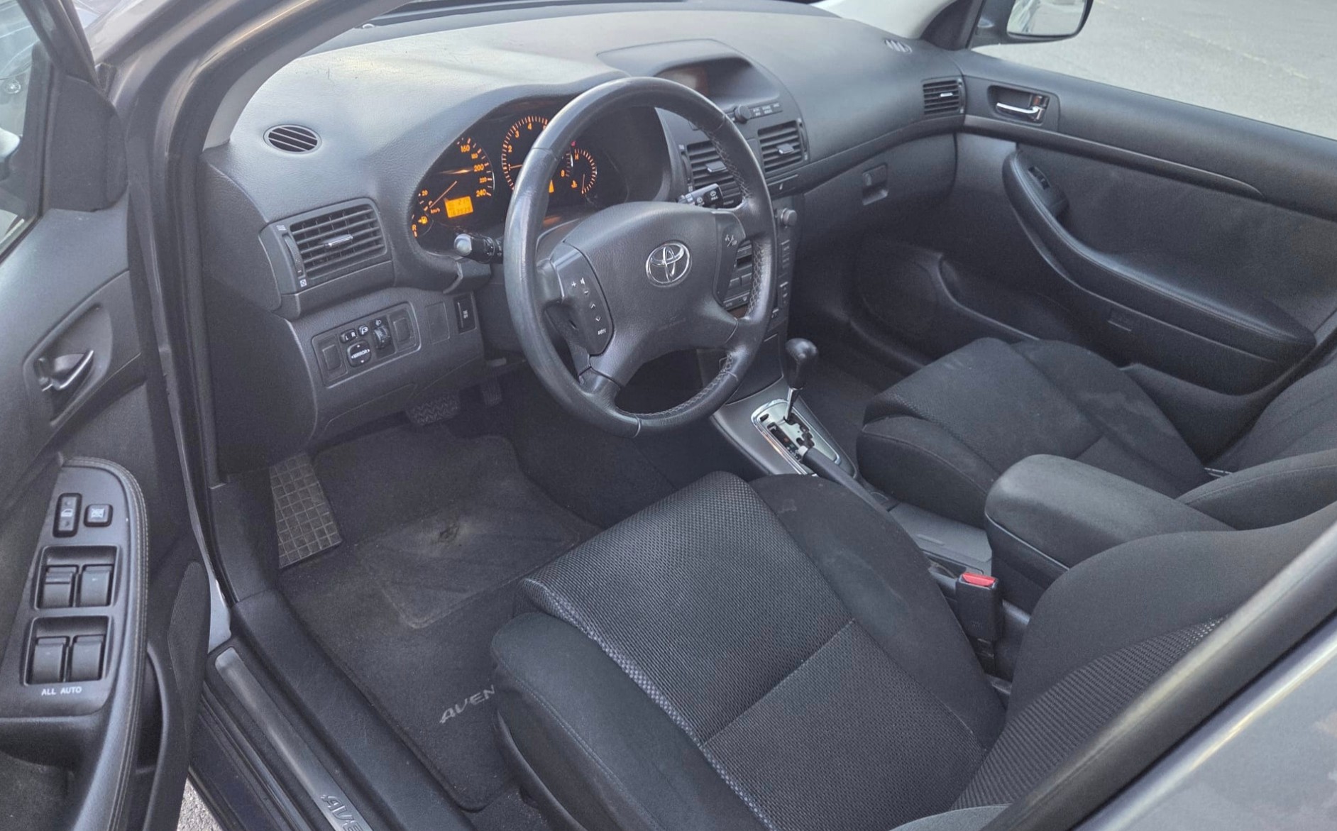 TOYOTA Avensis 2.0 D4 VVT-i Linea Sol Sportswagon-image-9