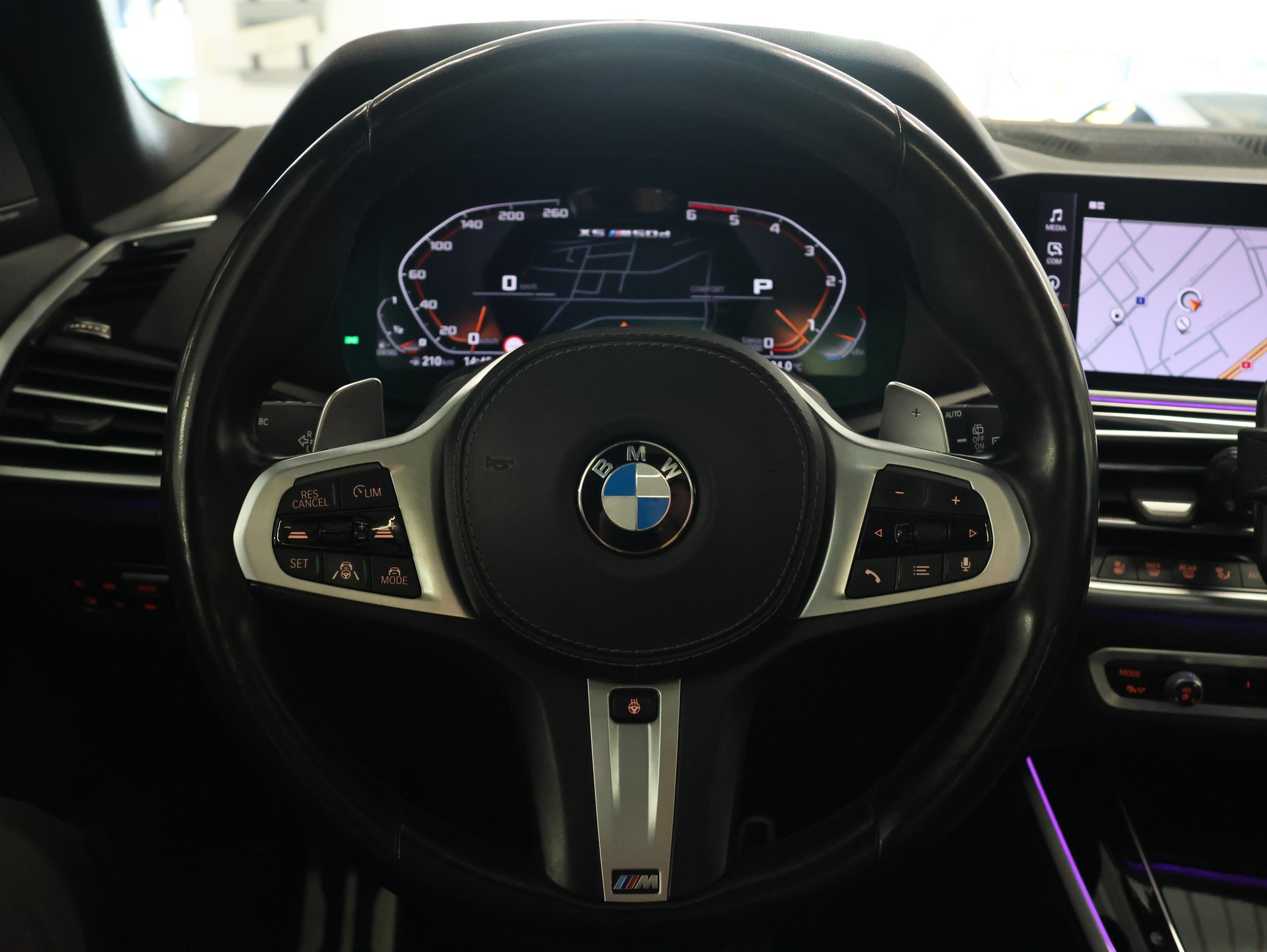BMW X5 xDrive M50d Steptronic *STANDHEIZUNG*LASERLICHT*-image-17