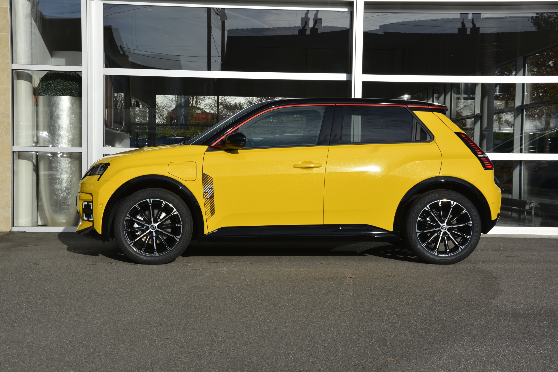 RENAULT R5 E-TECH iconic five 150PS Comfort Range-image-2