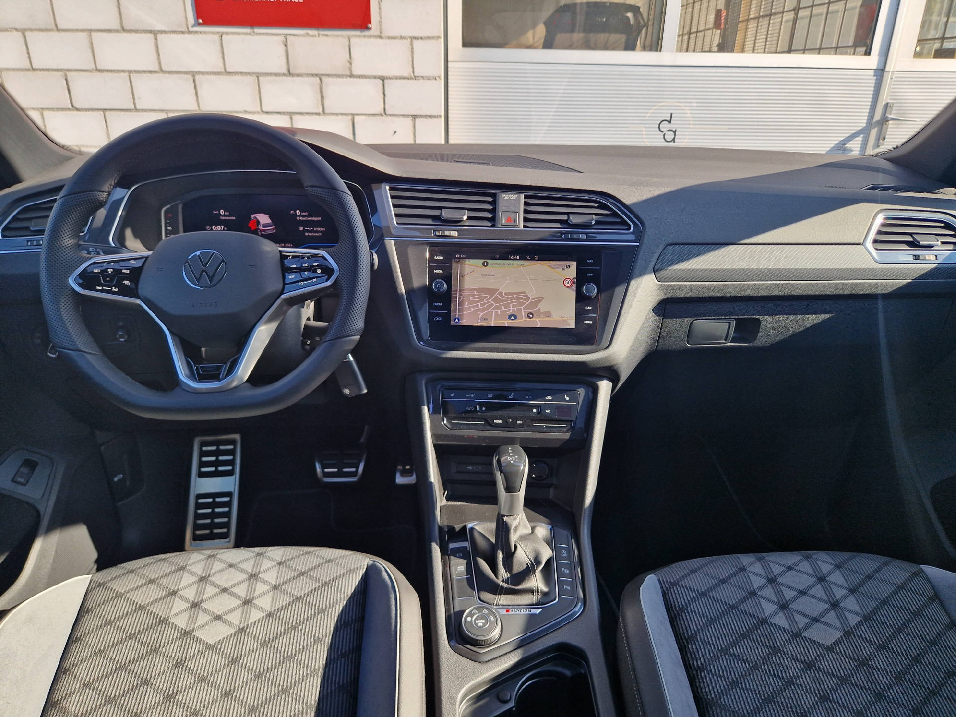 VW Tiguan 2.0 TSI R-Line 4Motion DSG-image-14