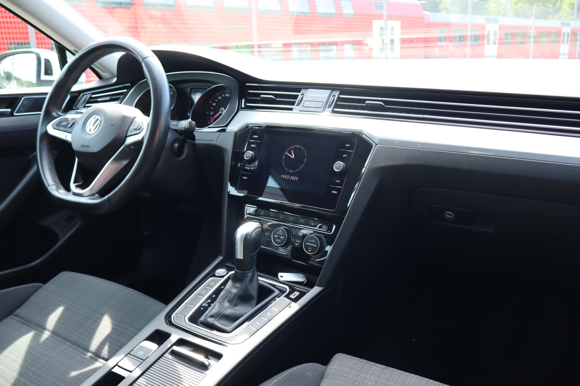 VW Passat Variant 2.0 TSI Business DSG-image-9