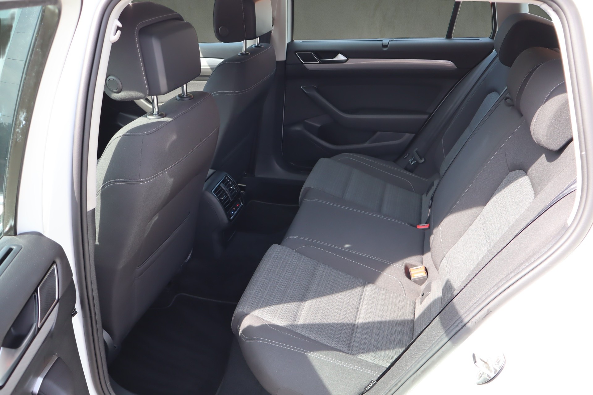 VW Passat Variant 2.0 TSI Business DSG-image-7