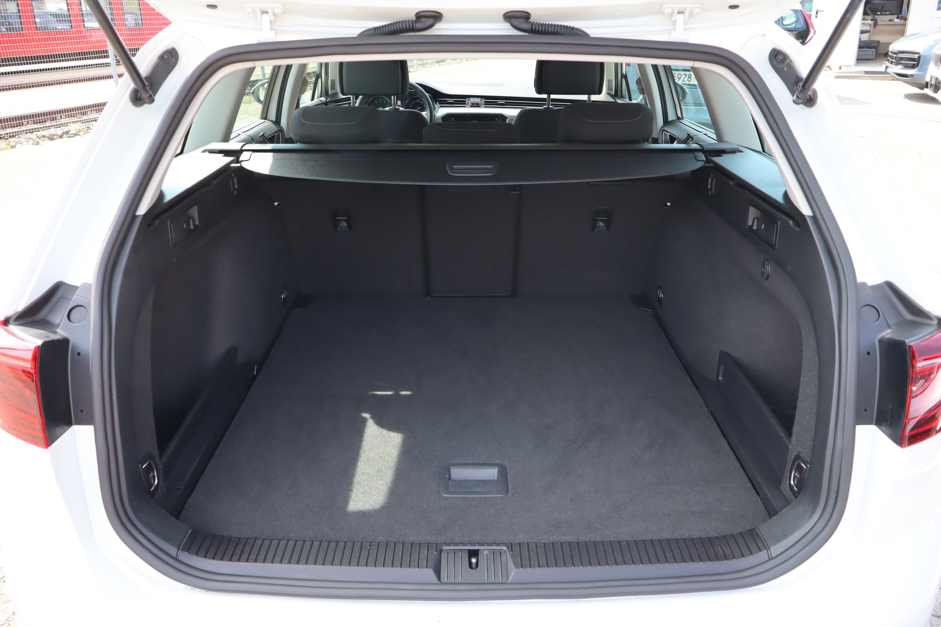 VW Passat Variant 2.0 TSI Business DSG-image-8