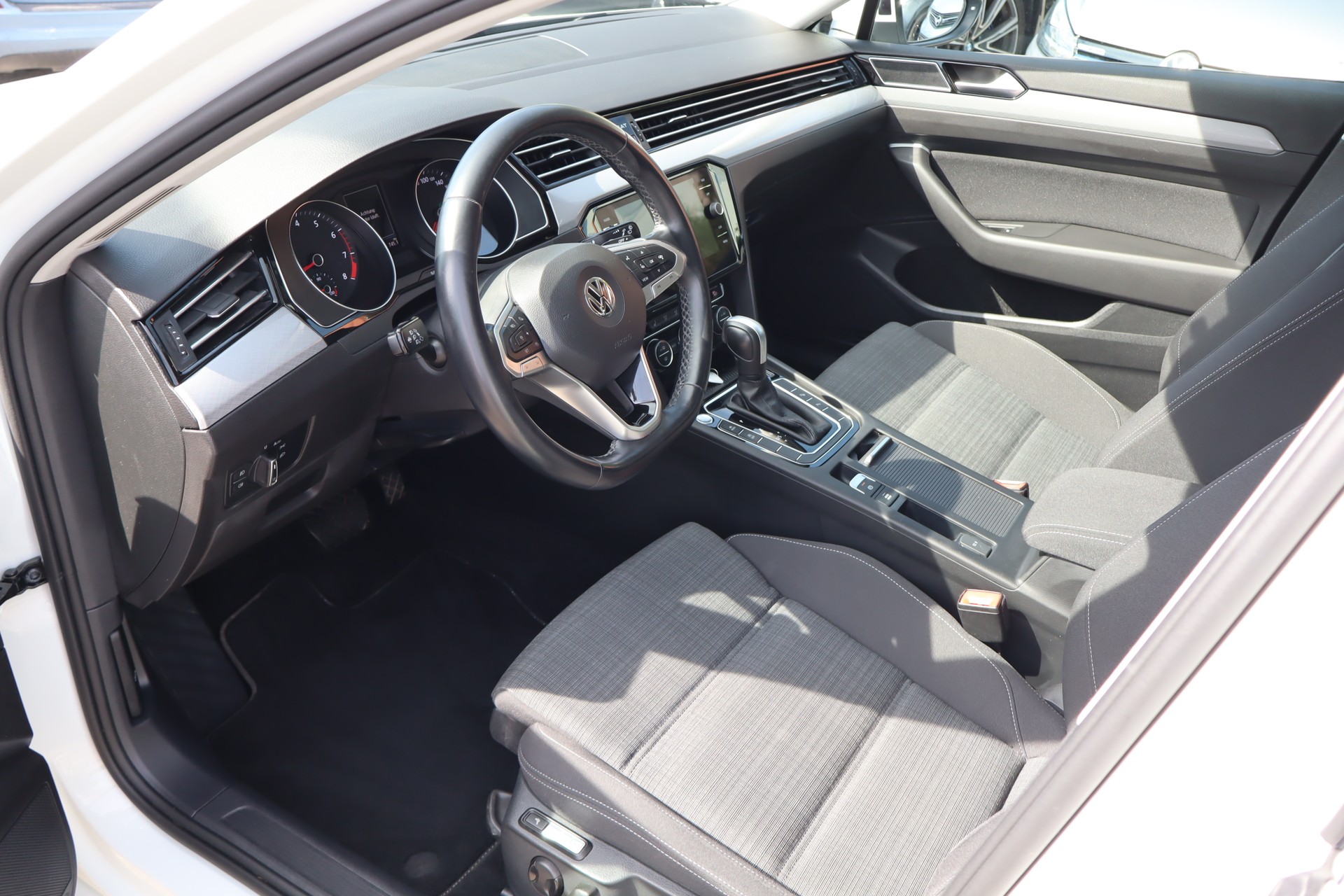 VW Passat Variant 2.0 TSI Business DSG-image-6