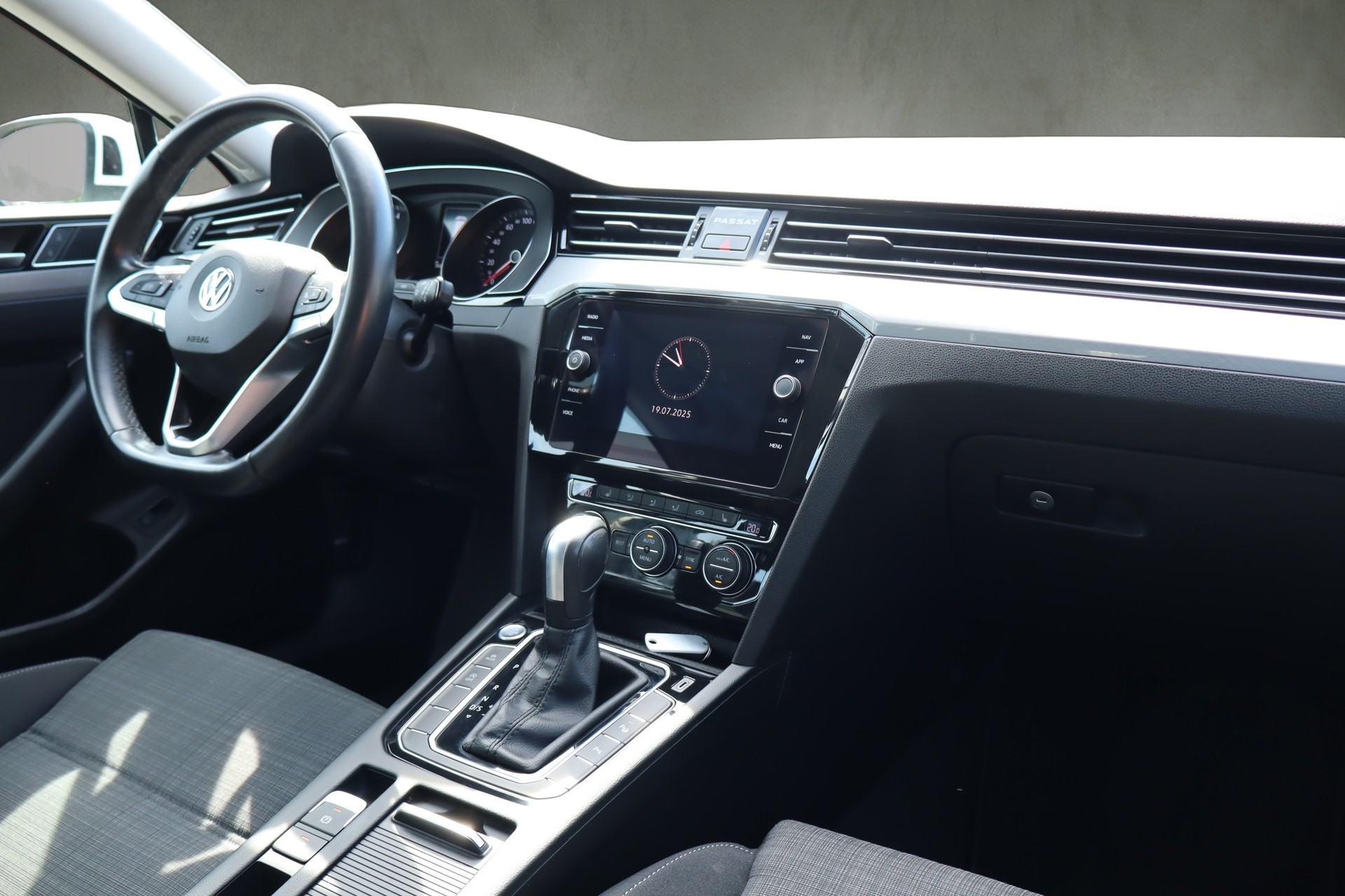 VW Passat Variant 2.0 TSI Business DSG-image-9