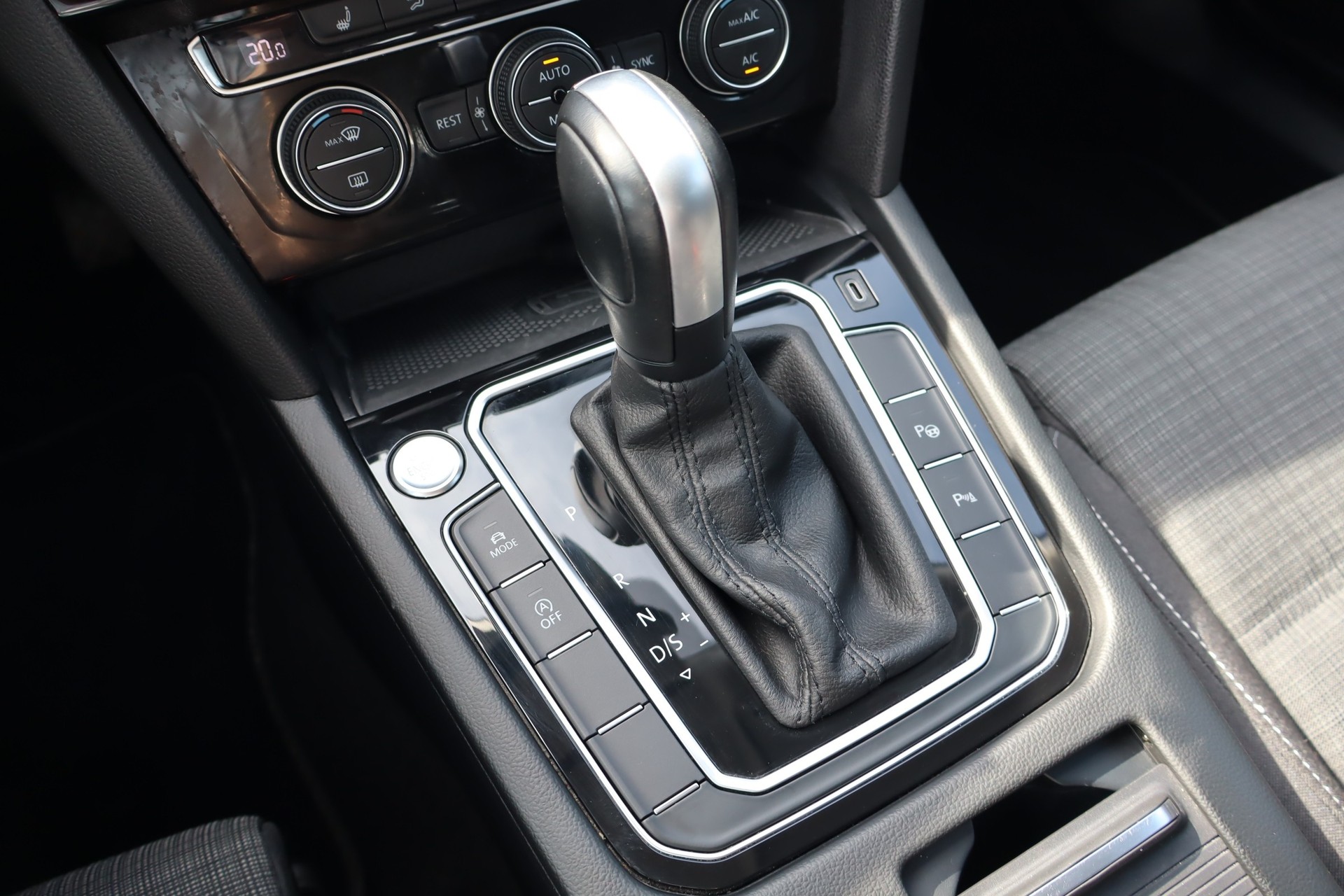 VW Passat Variant 2.0 TSI Business DSG-image-12