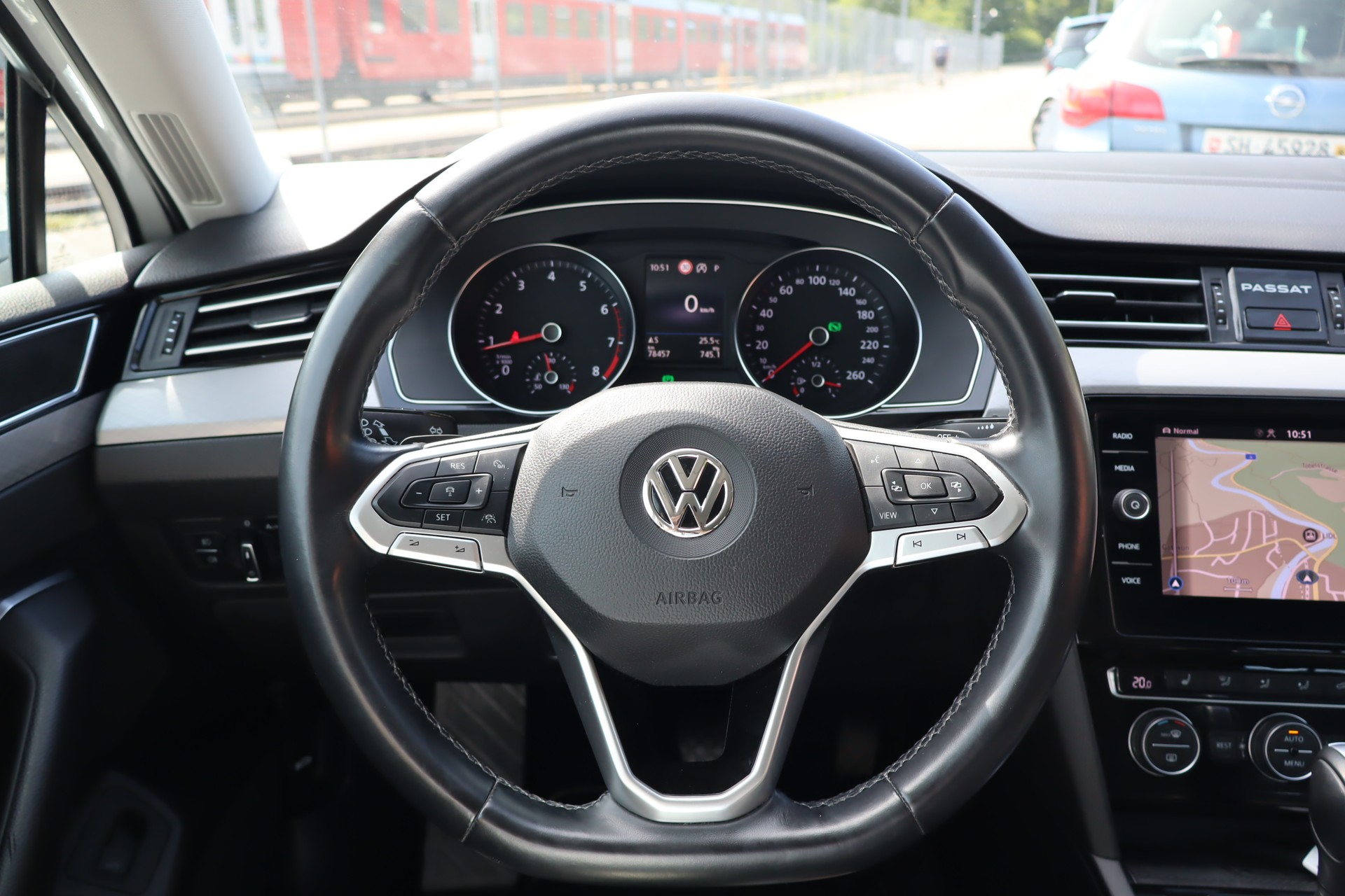 VW Passat Variant 2.0 TSI Business DSG-image-15