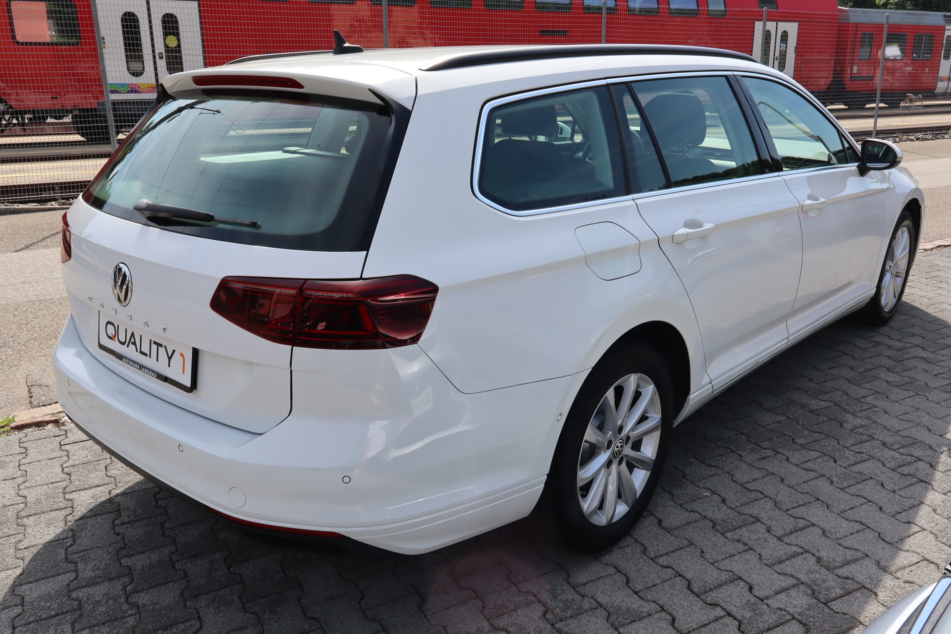 VW Passat Variant 2.0 TSI Business DSG-image-3