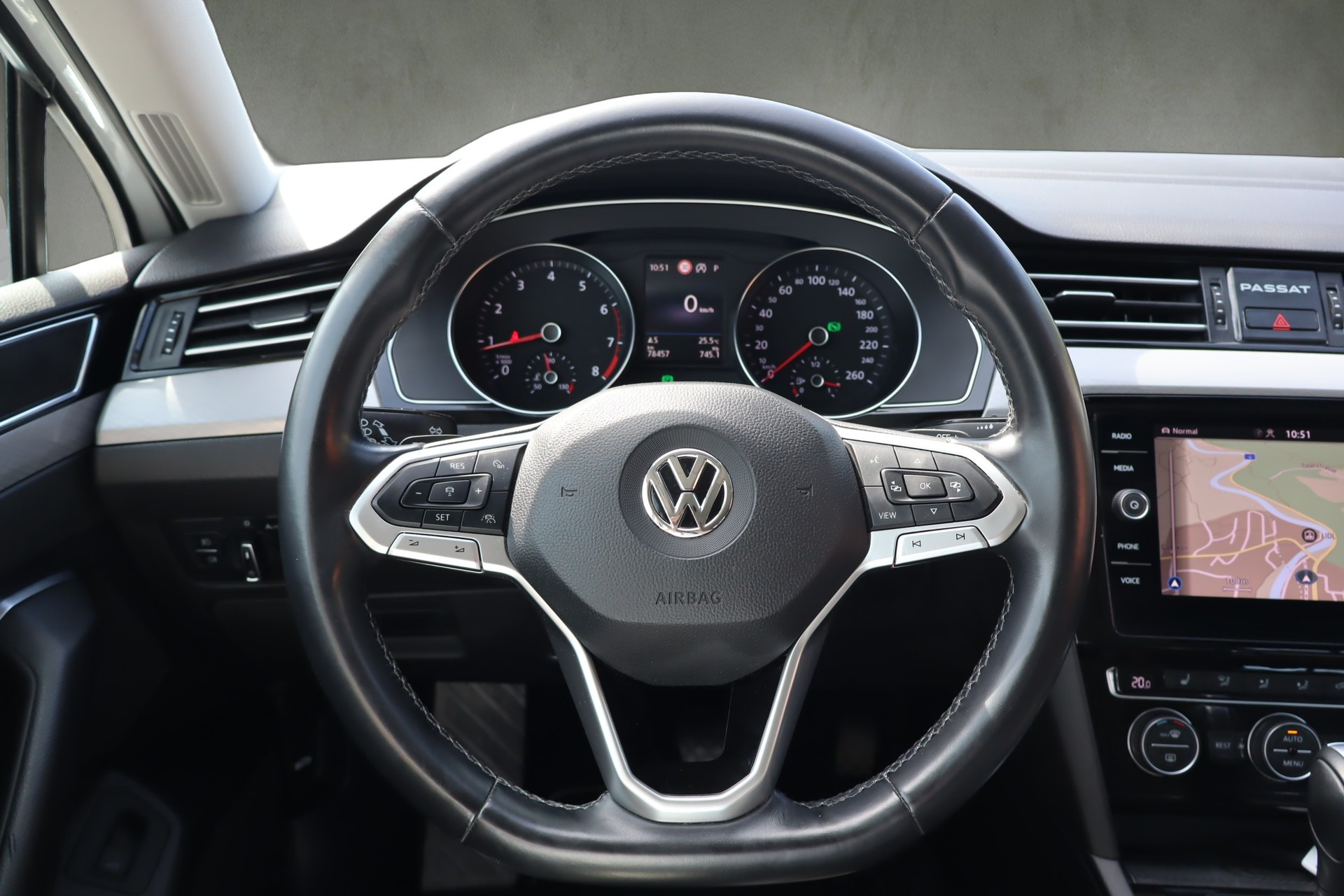 VW Passat Variant 2.0 TSI Business DSG-image-15