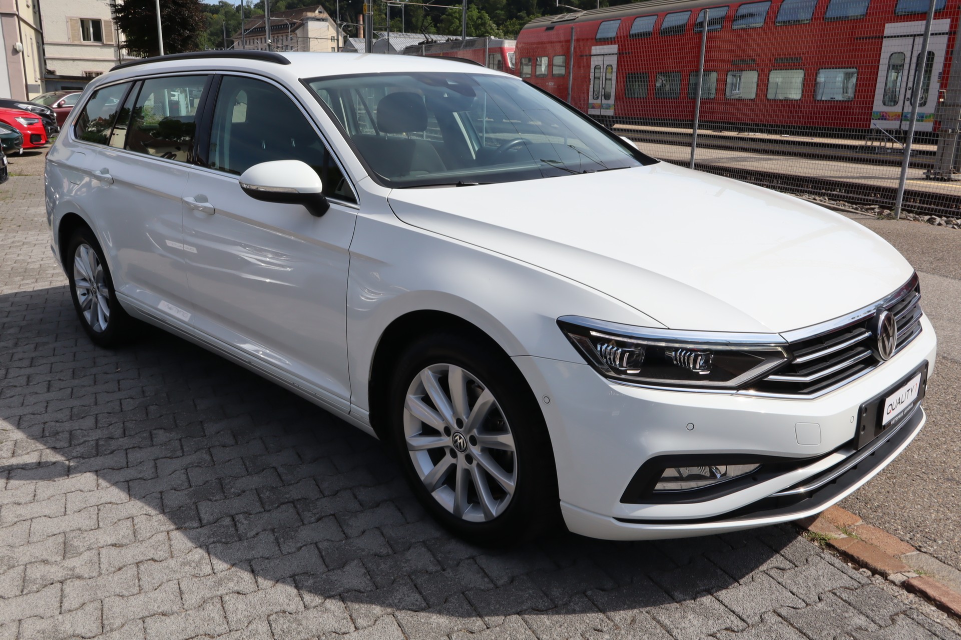 VW Passat Variant 2.0 TSI Business DSG-image-2