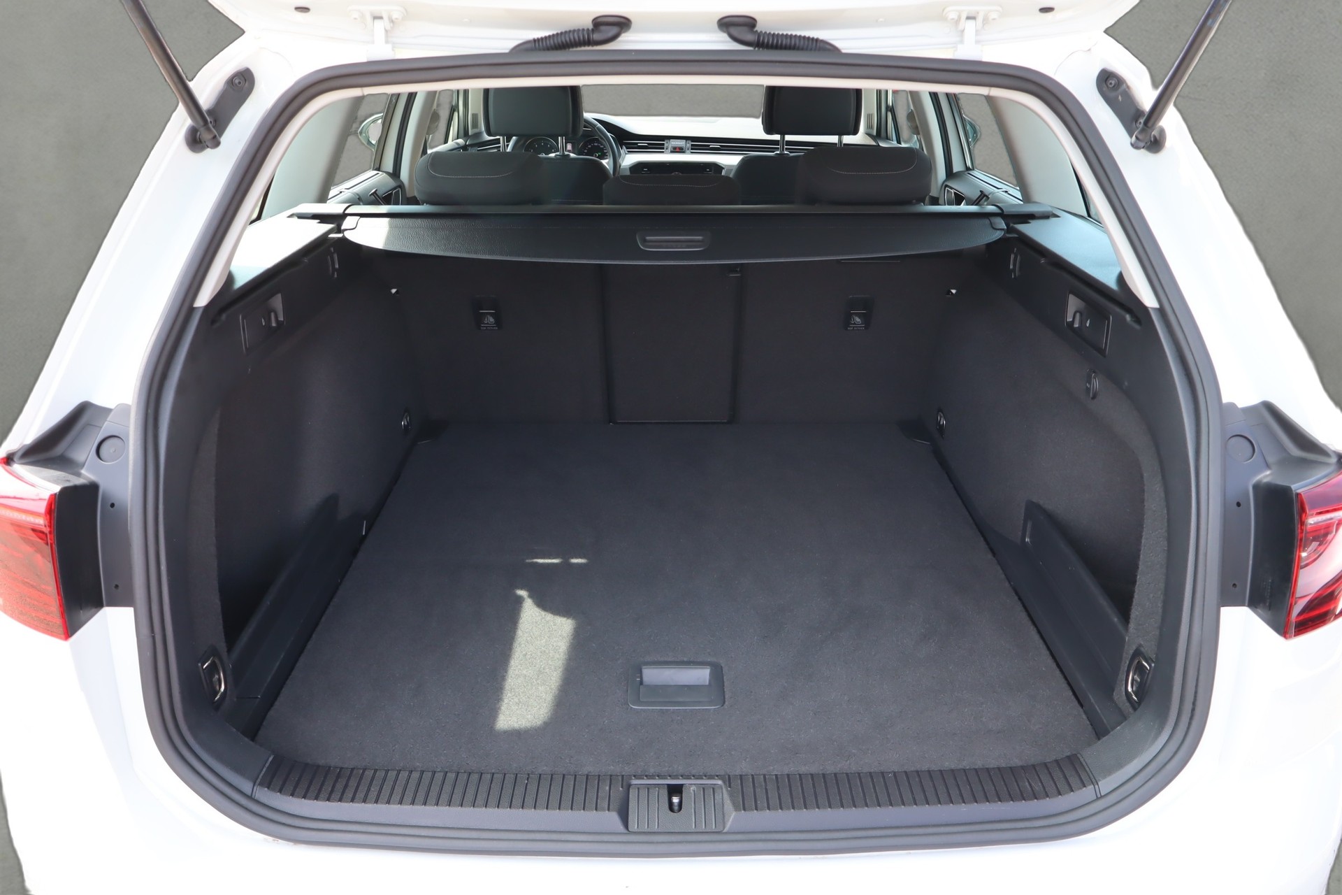 VW Passat Variant 2.0 TSI Business DSG-image-8