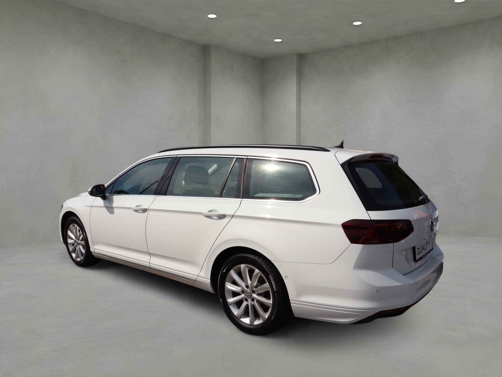 VW Passat Variant 2.0 TSI Business DSG-image-5