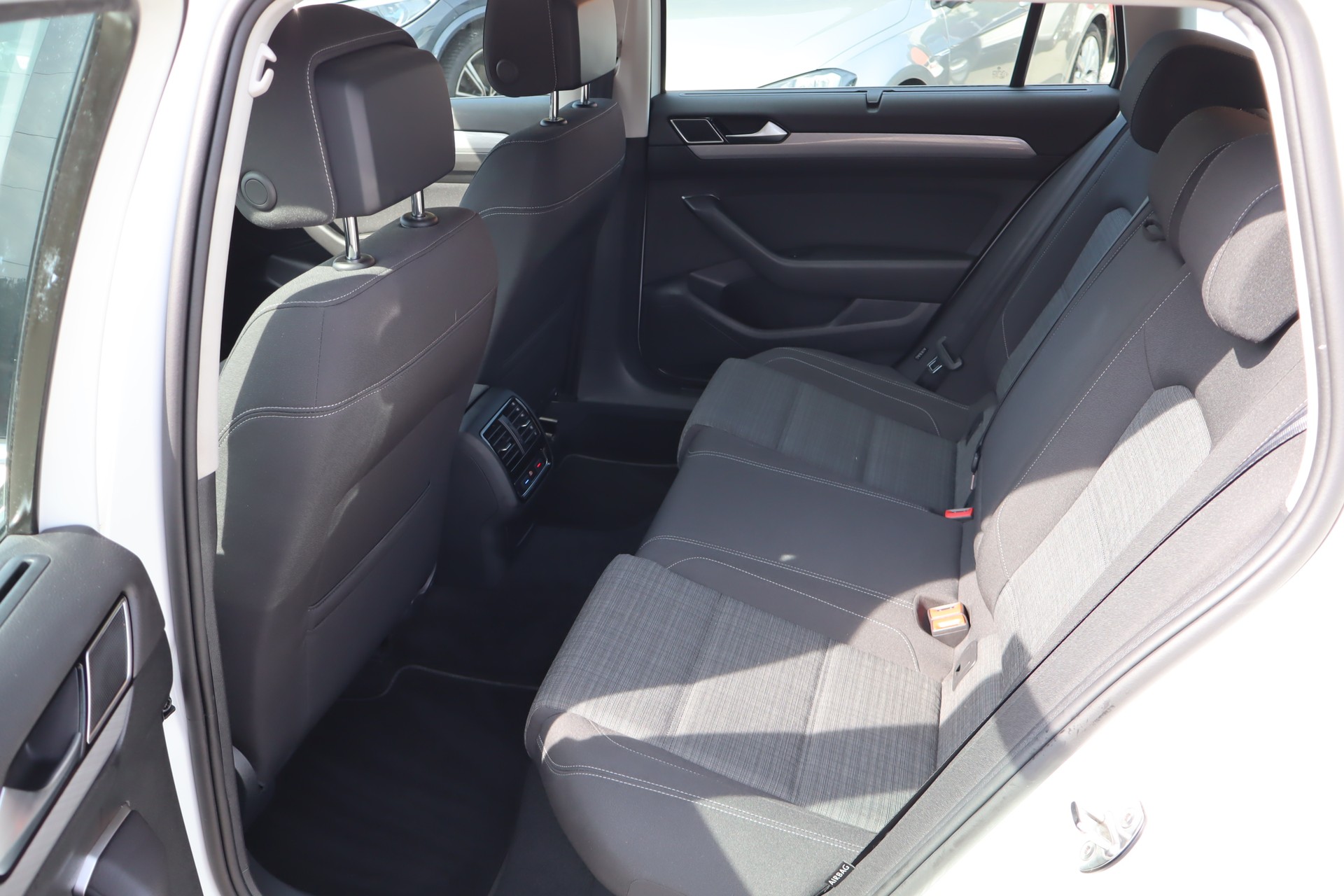 VW Passat Variant 2.0 TSI Business DSG-image-7