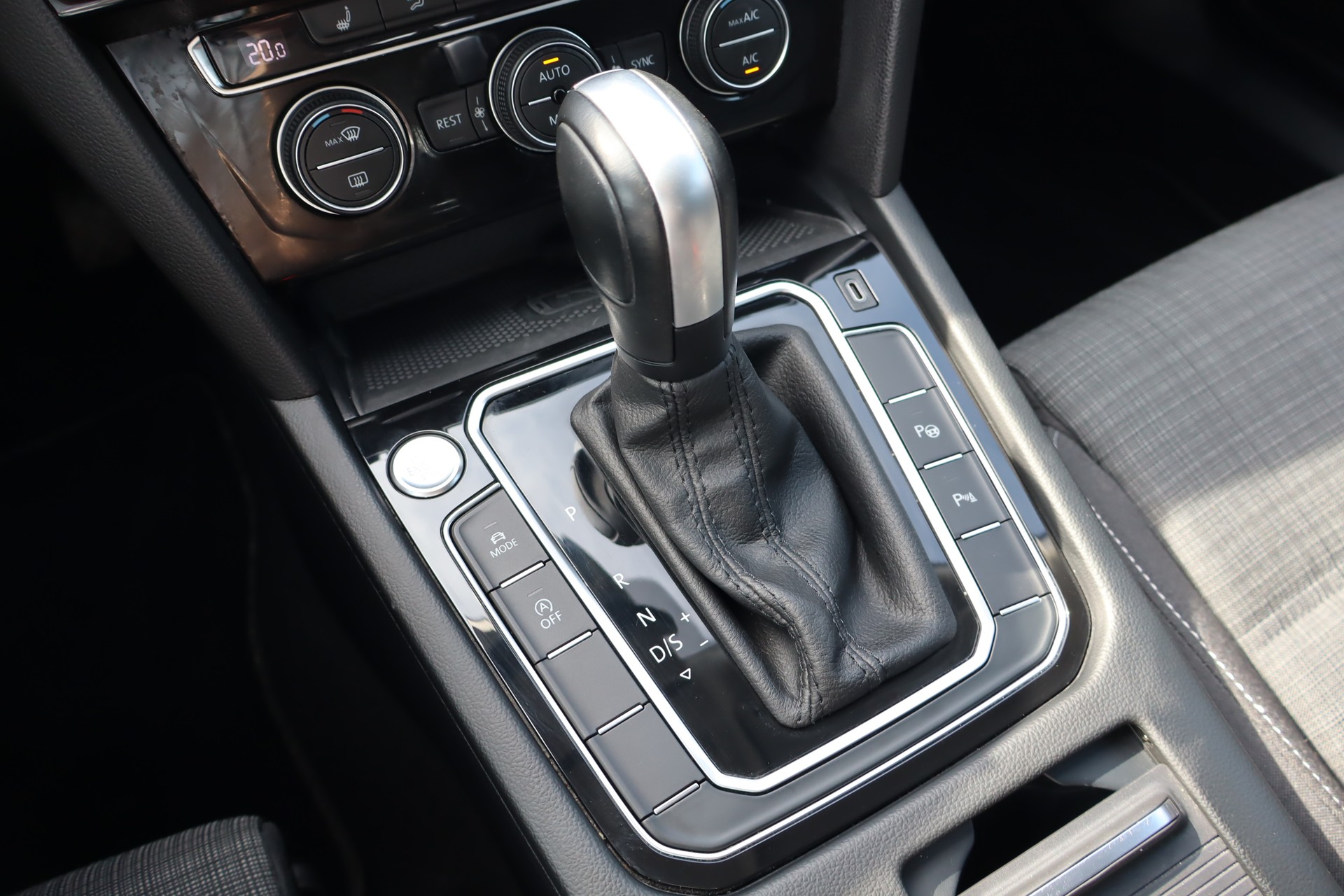 VW Passat Variant 2.0 TSI Business DSG-image-12