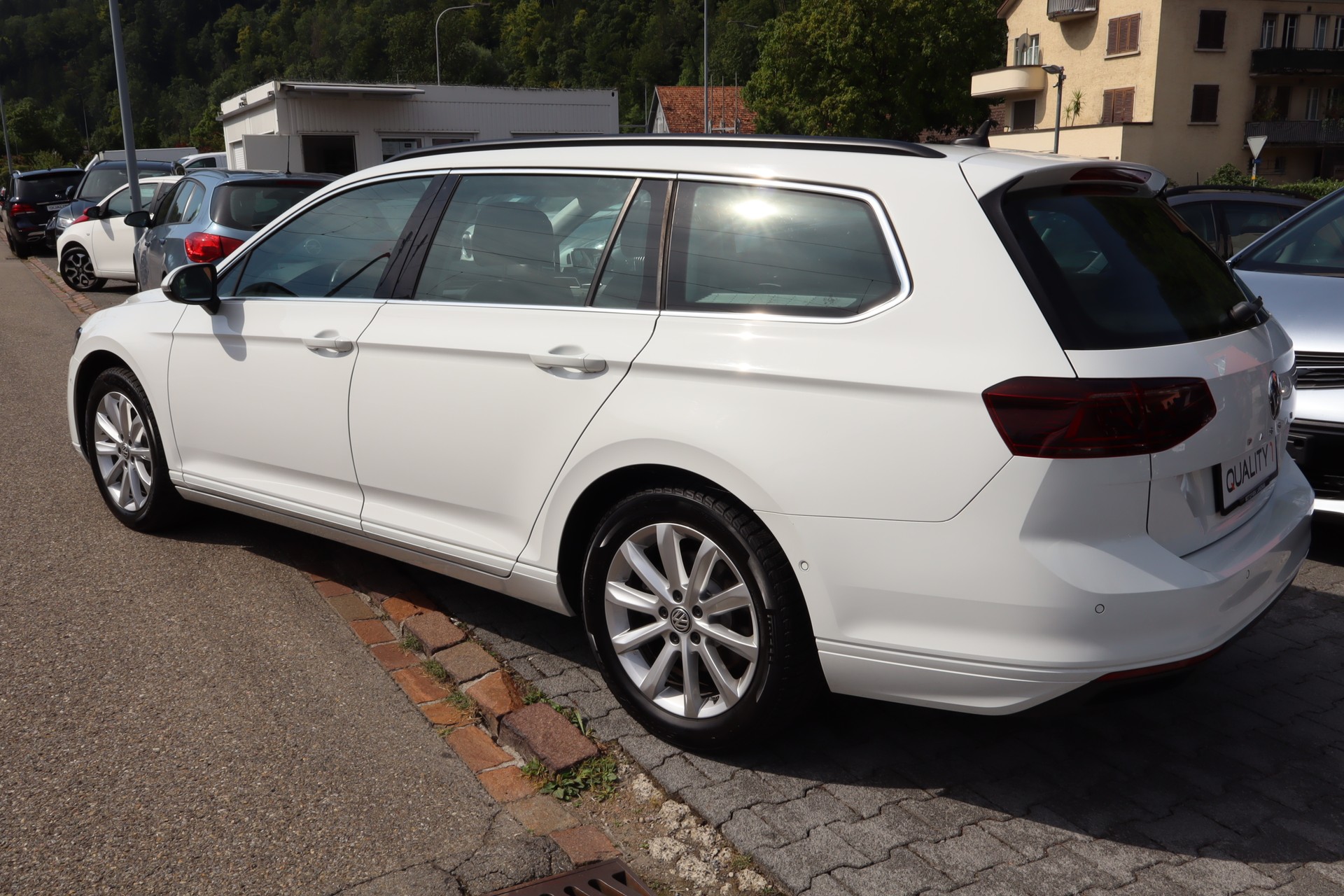 VW Passat Variant 2.0 TSI Business DSG-image-5