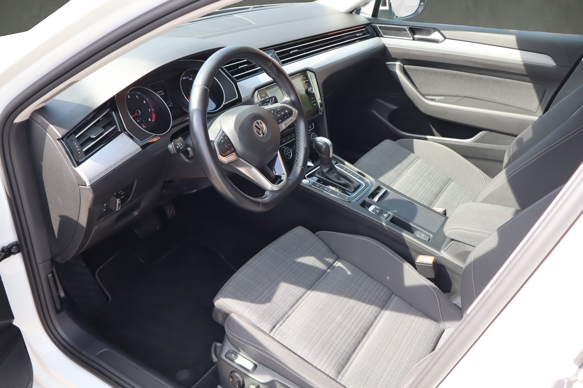 VW Passat Variant 2.0 TSI Business DSG-image-6