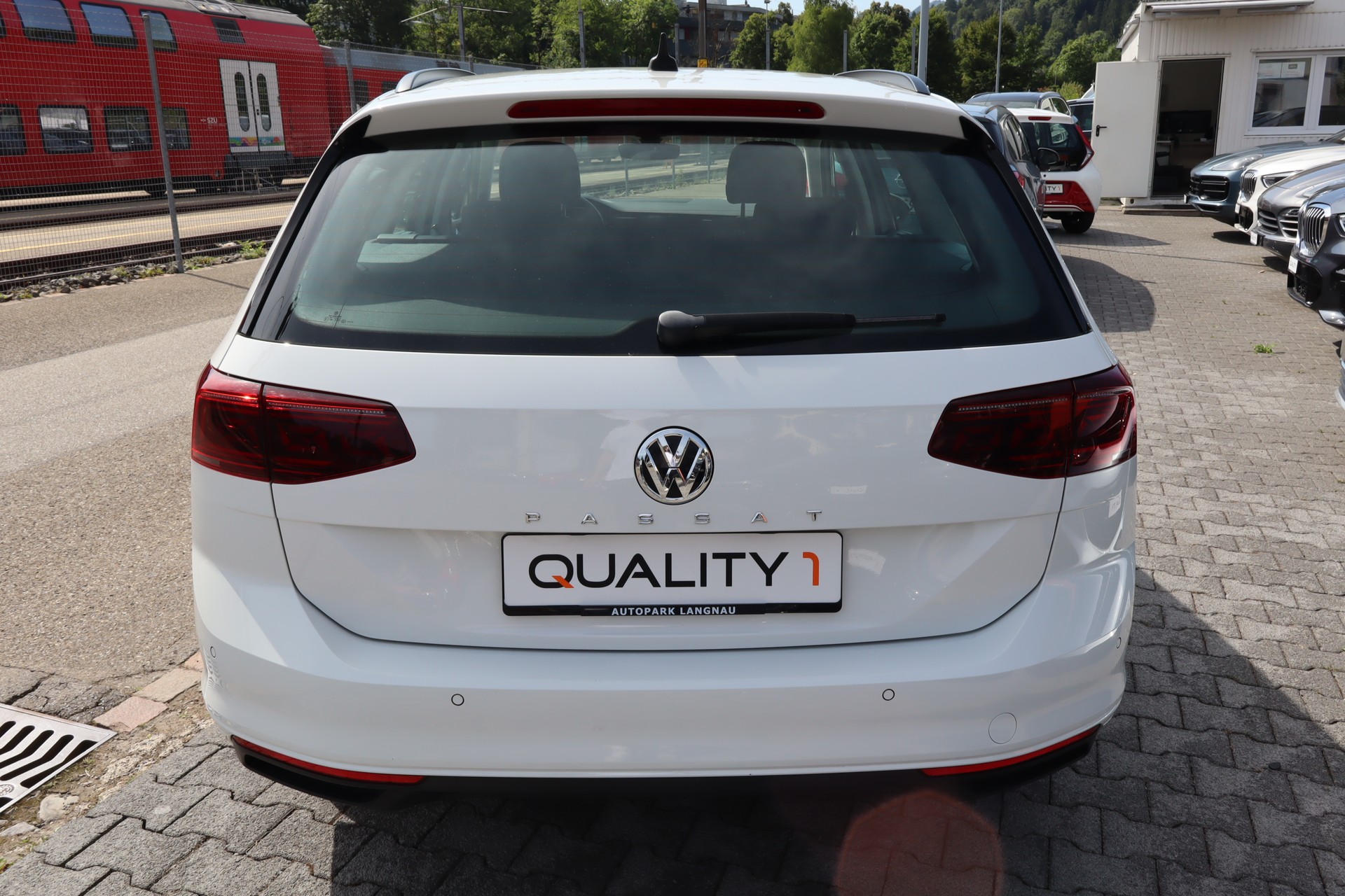 VW Passat Variant 2.0 TSI Business DSG-image-4