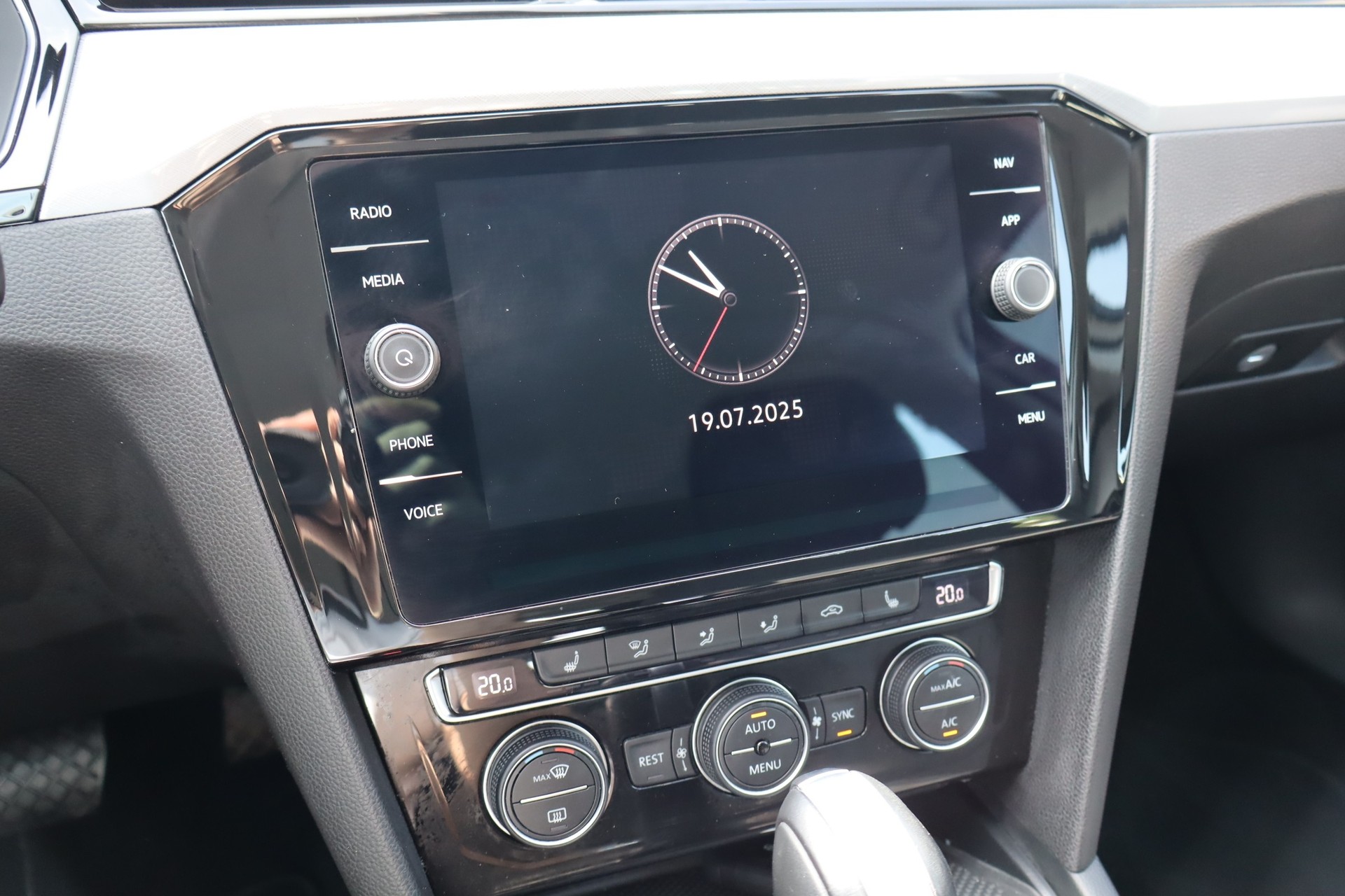 VW Passat Variant 2.0 TSI Business DSG-image-11