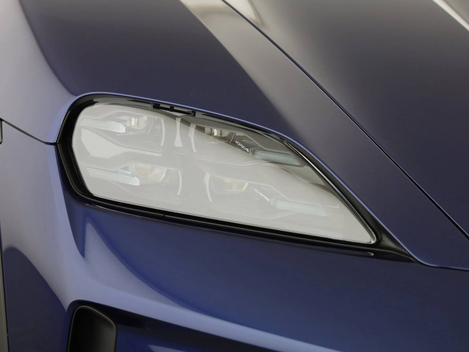 PORSCHE Taycan 4 Cross Turismo-image-19