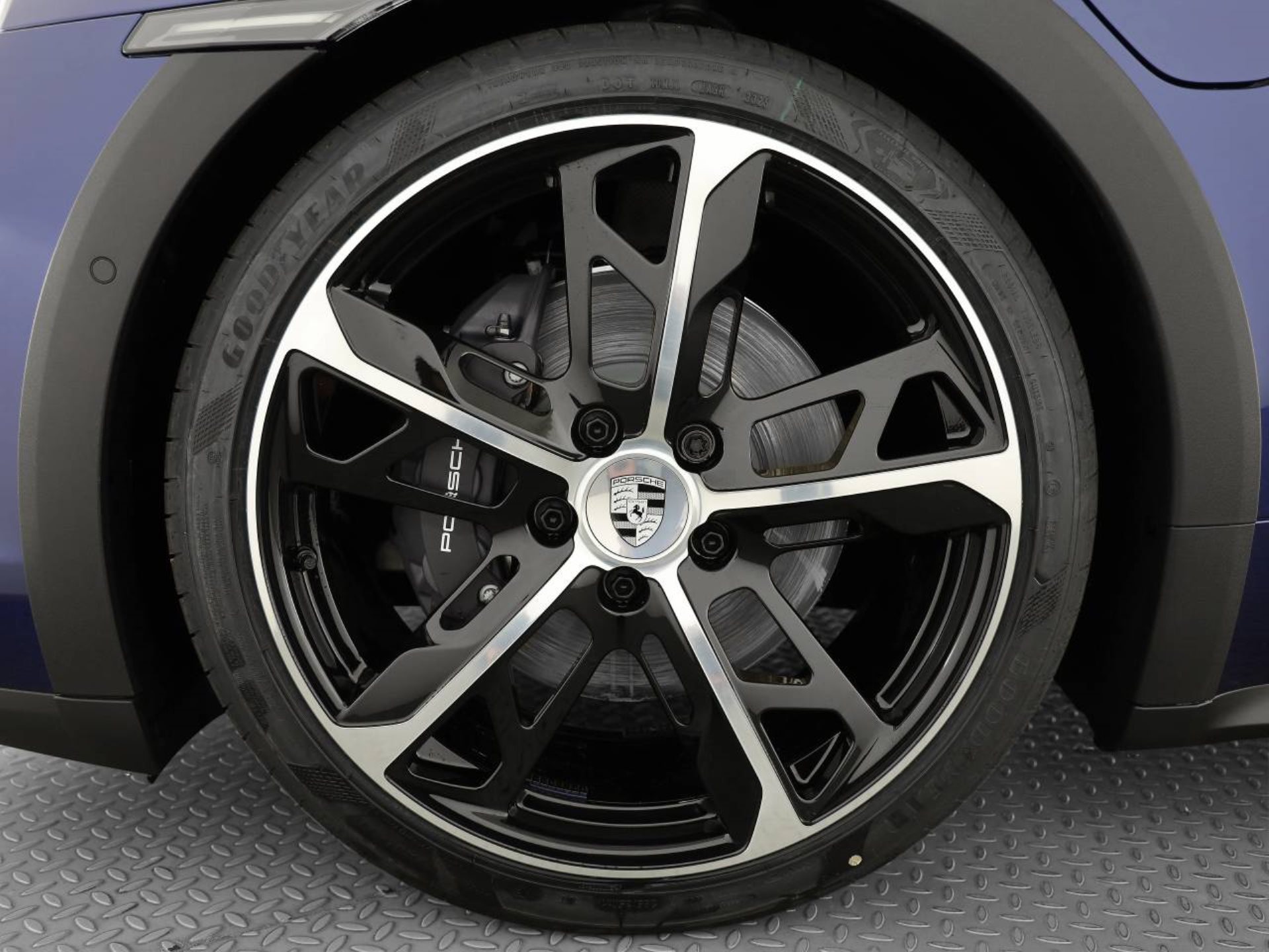 PORSCHE Taycan 4 Cross Turismo-image-7