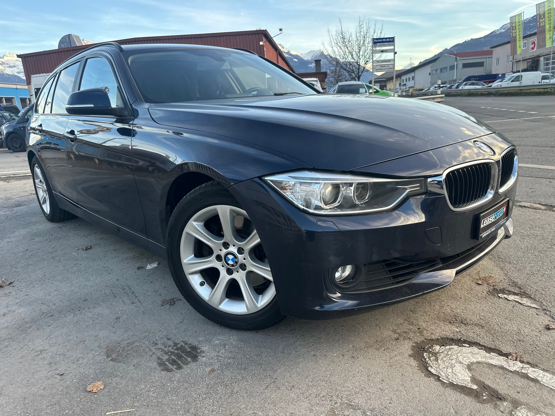 BMW 328i Touring-image-1