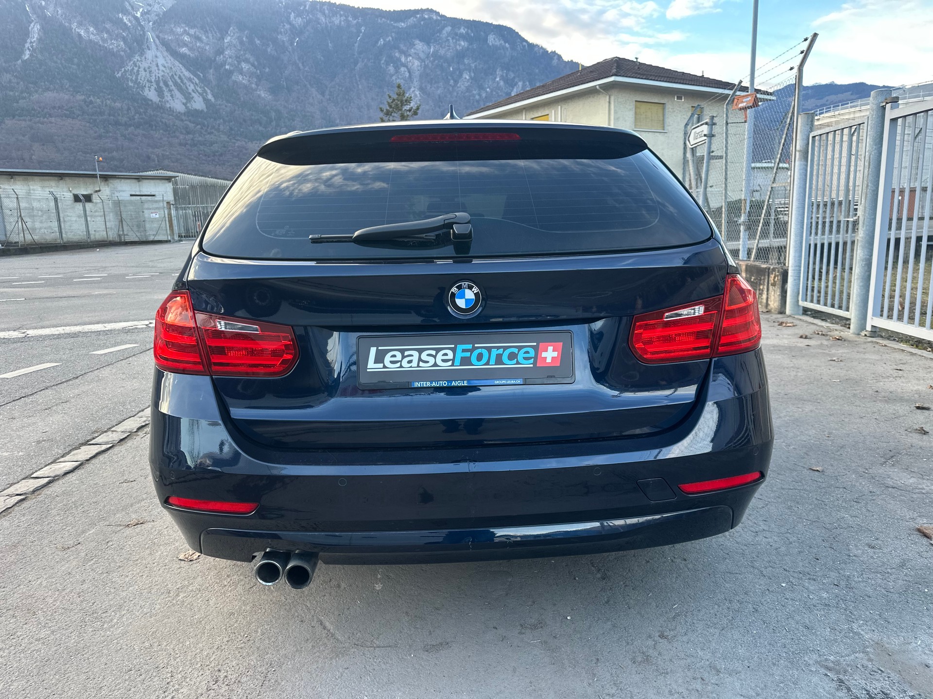 BMW 328i Touring-image-5