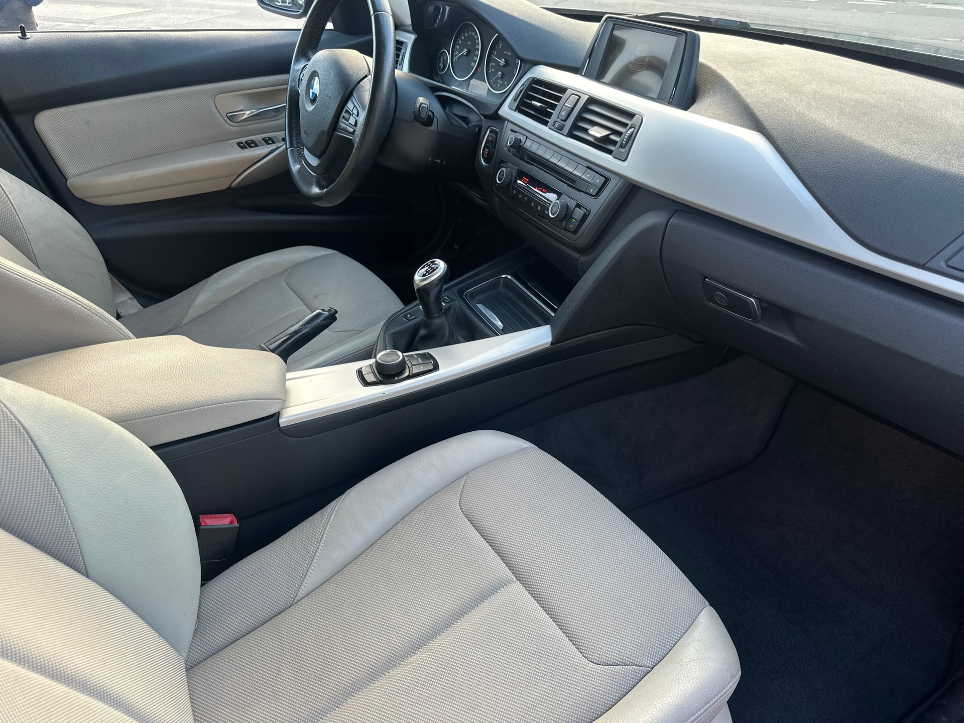 BMW 328i Touring-image-13