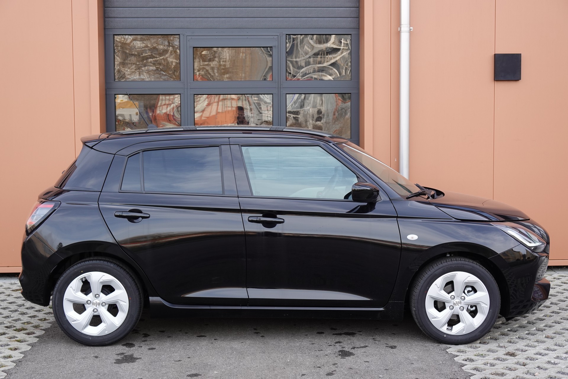 SUZUKI Swift 1.2 Compact+ Hybrid-image-3