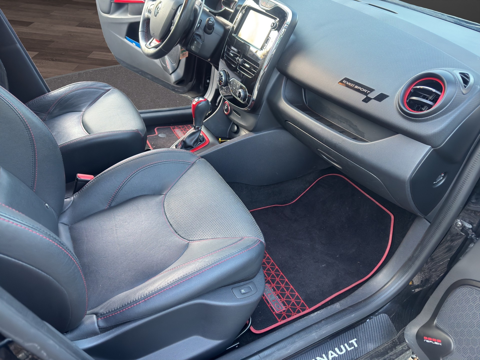 RENAULT Clio 1.6 T RS 200 EDC-image-18