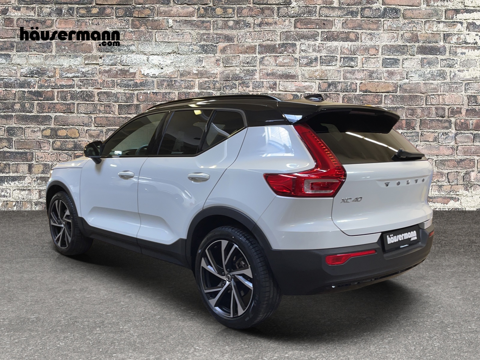 VOLVO XC40 2.0 B5 MH R-Design AWD-image-2