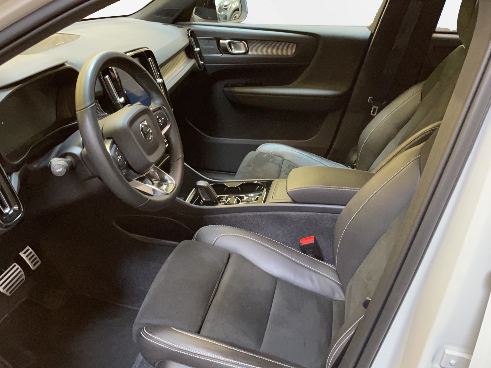 VOLVO XC40 2.0 B5 MH R-Design AWD-image-3