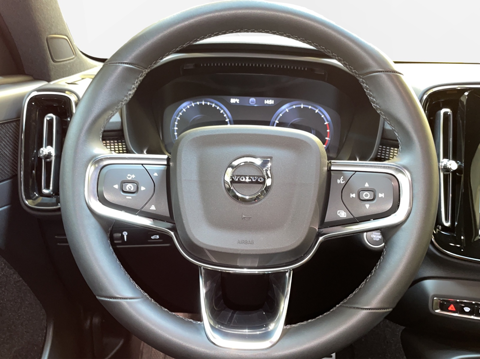 VOLVO XC40 2.0 B5 MH R-Design AWD-image-5