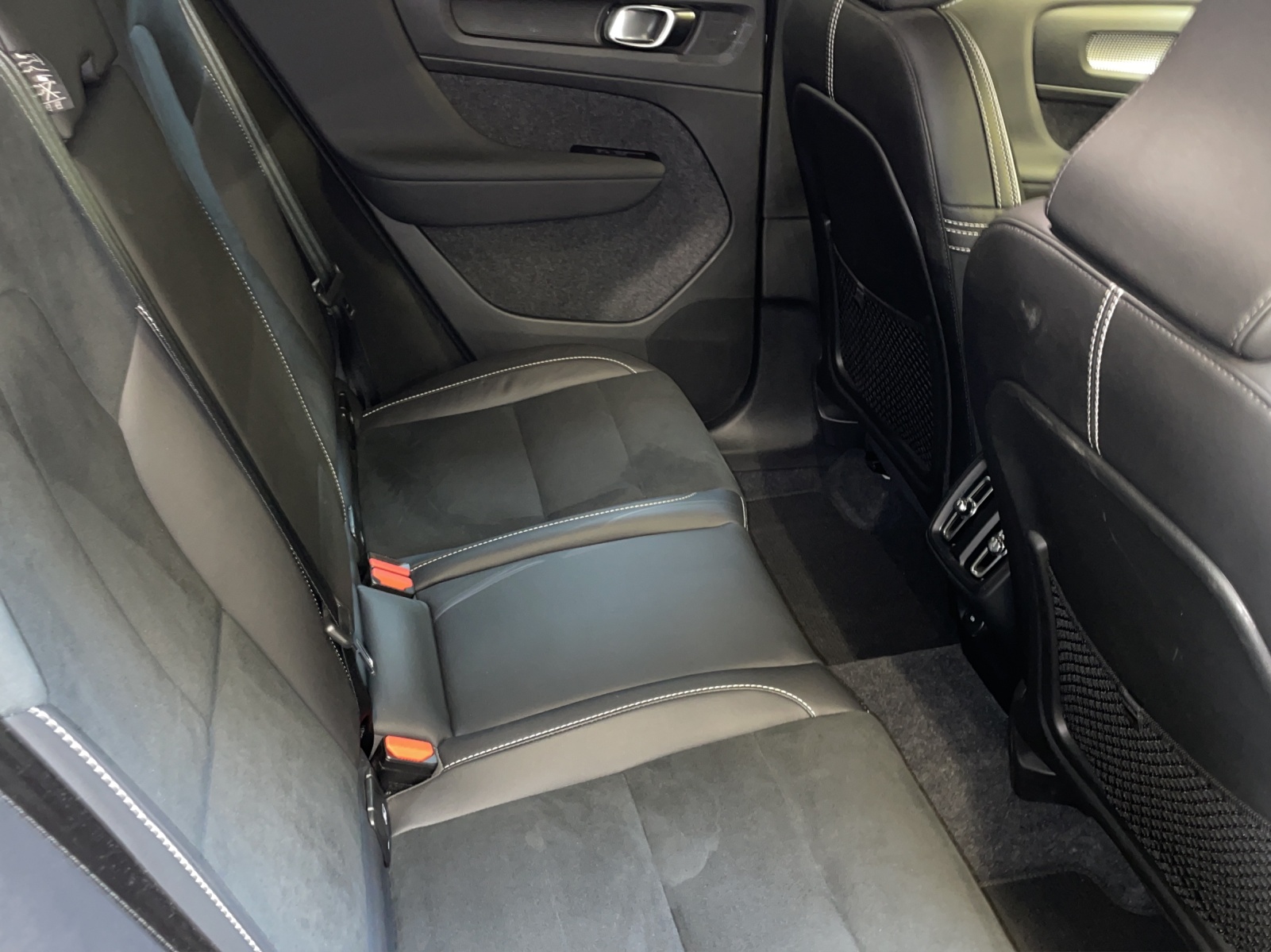 VOLVO XC40 2.0 B5 MH R-Design AWD-image-8