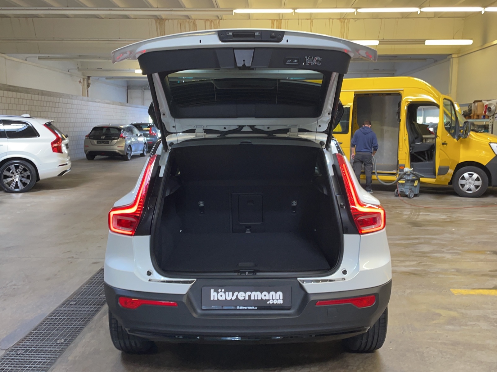 VOLVO XC40 2.0 B5 MH R-Design AWD-image-11