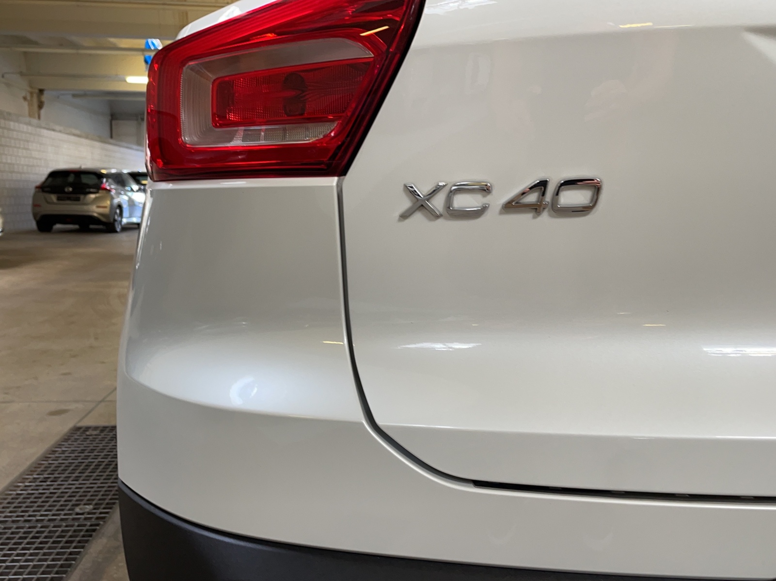 VOLVO XC40 2.0 B5 MH R-Design AWD-image-14
