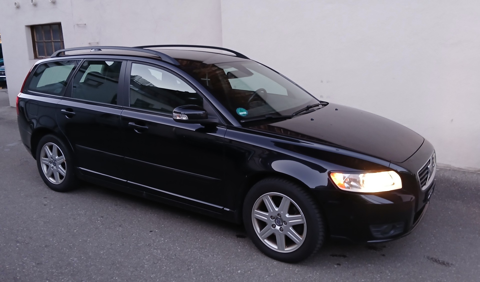 VOLVO V50 2.4 Momentum Geartronic-image-0