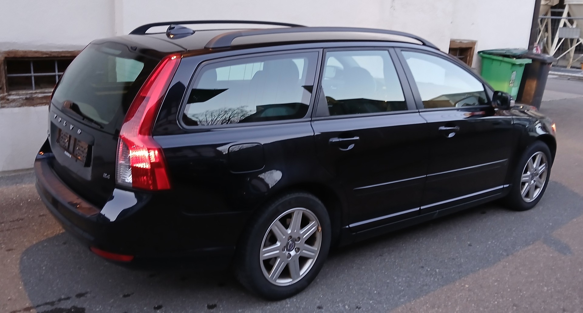 VOLVO V50 2.4 Momentum Geartronic-image-1