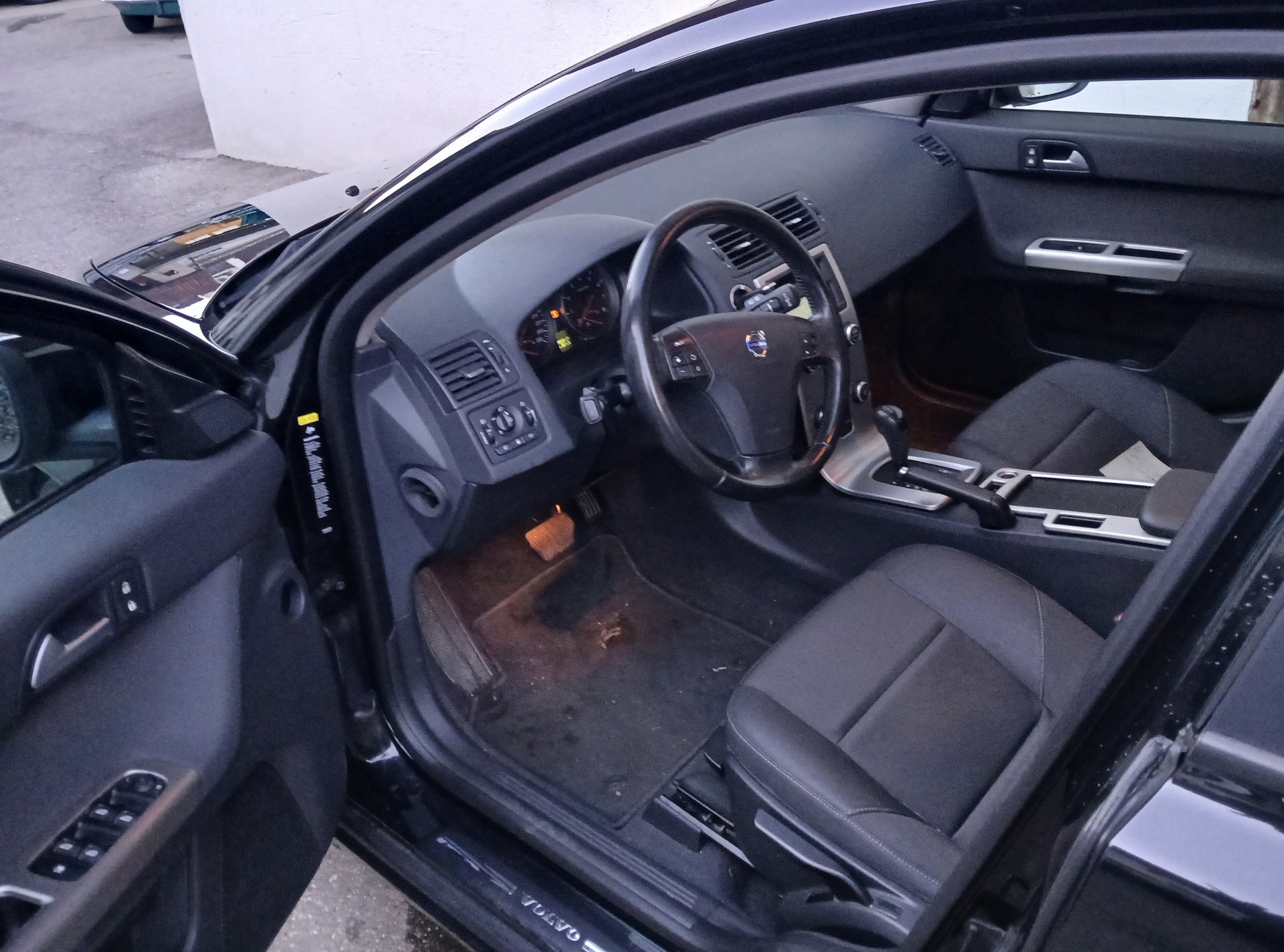 VOLVO V50 2.4 Momentum Geartronic-image-4