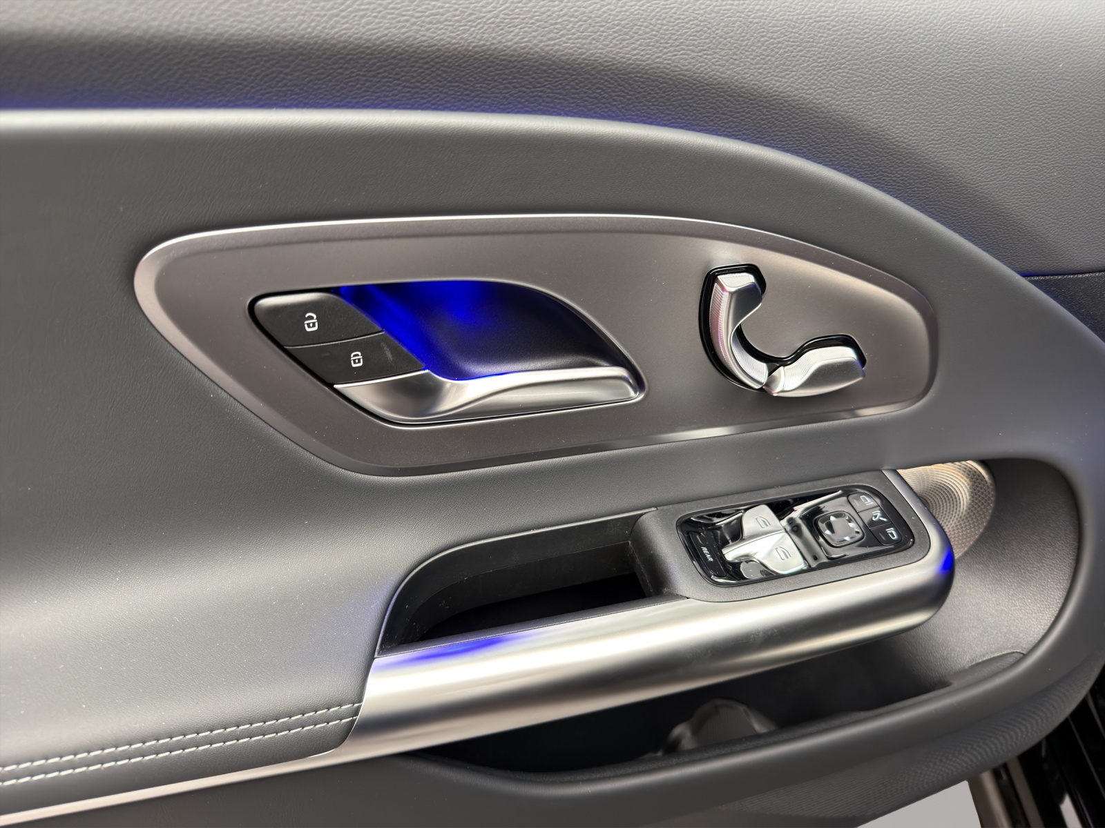 MERCEDES-BENZ CLA 220 4MATIC-image-11