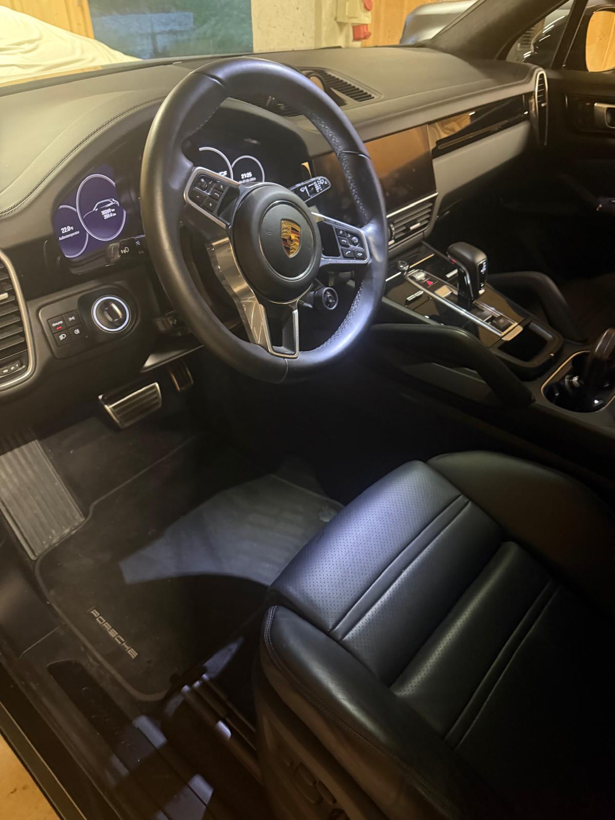 PORSCHE 4.0 V8 GTS-image-1