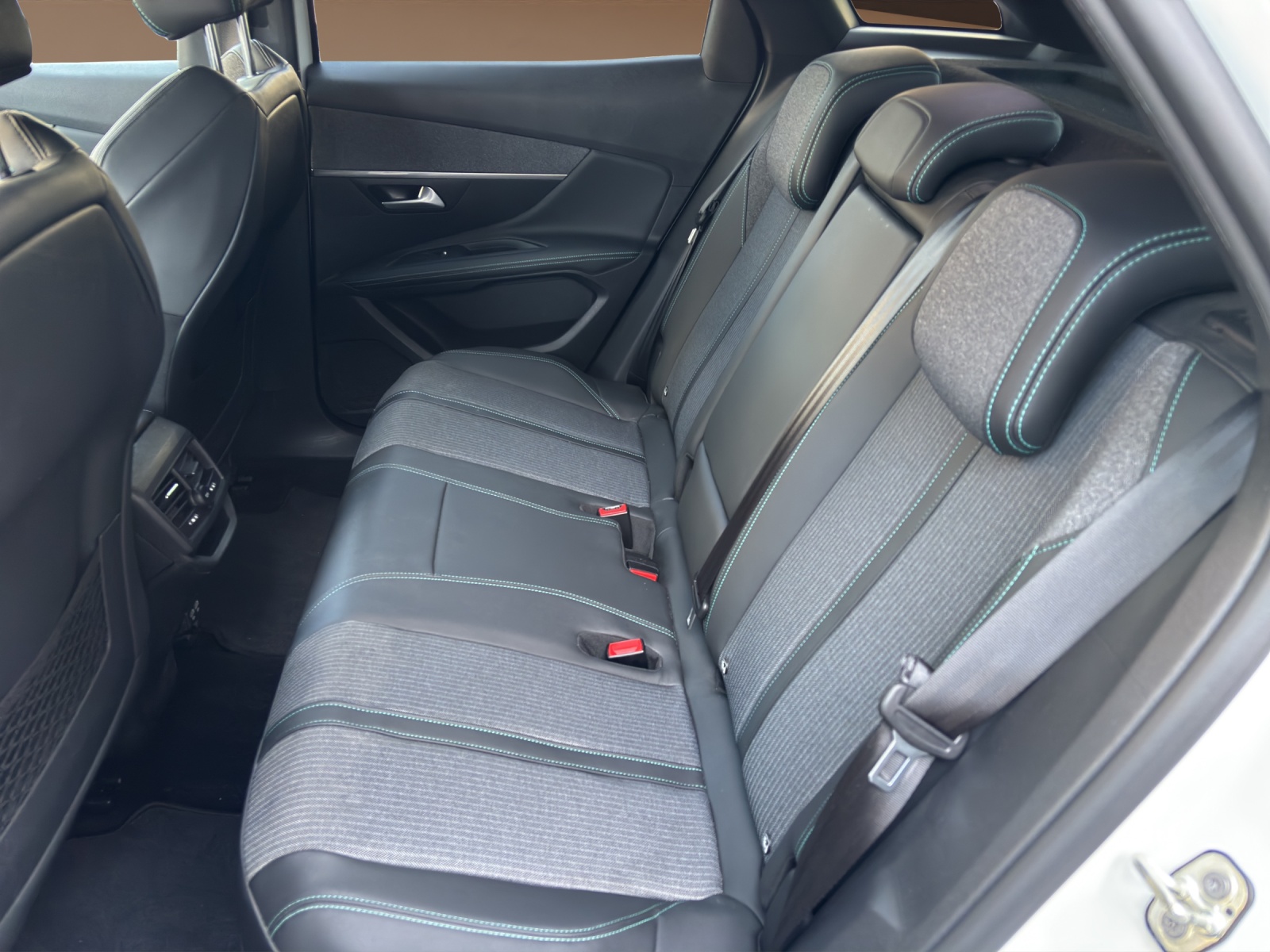 PEUGEOT 3008 225e Hybrid2 GT EAT8-image-11