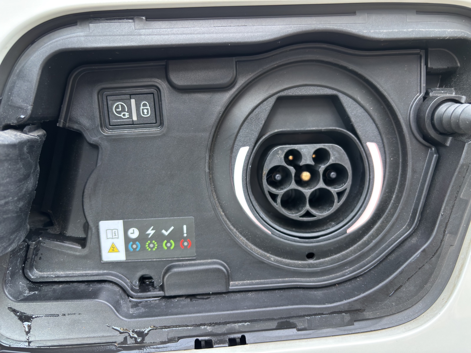 PEUGEOT 3008 225e Hybrid2 GT EAT8-image-17