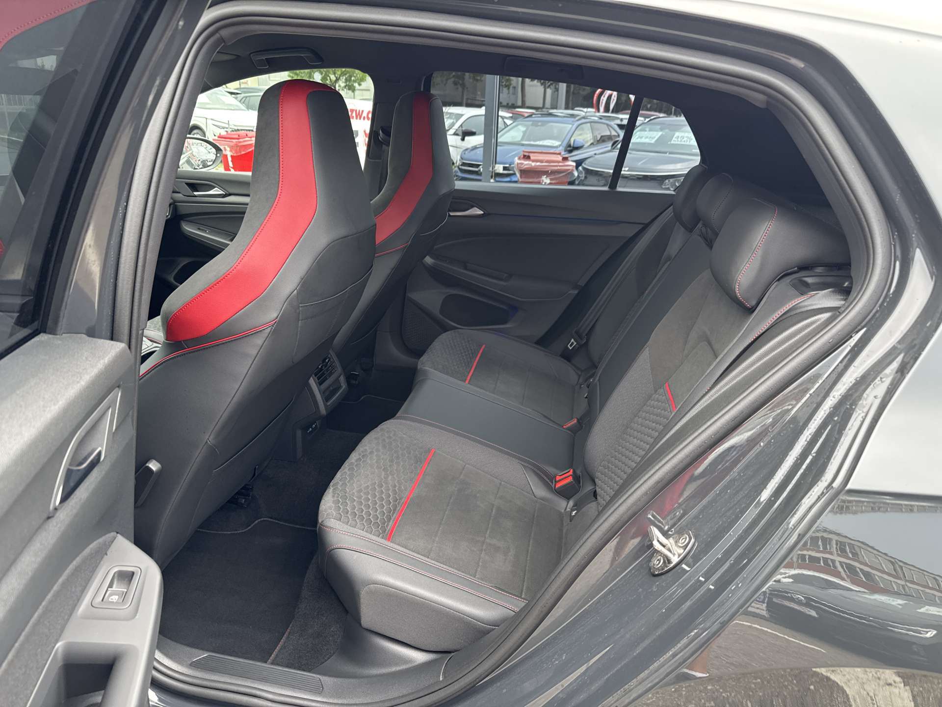 VW Golf 2.0 TSi GTi Clubsport 301PS DSG-Automat-image-6