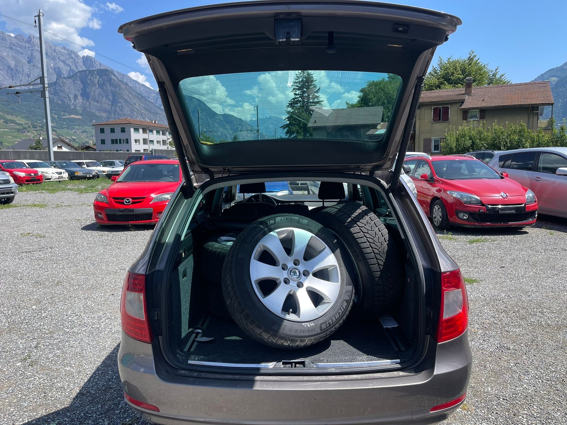 SKODA Superb Combi 1.8 TSI Elegance DSG-image-2