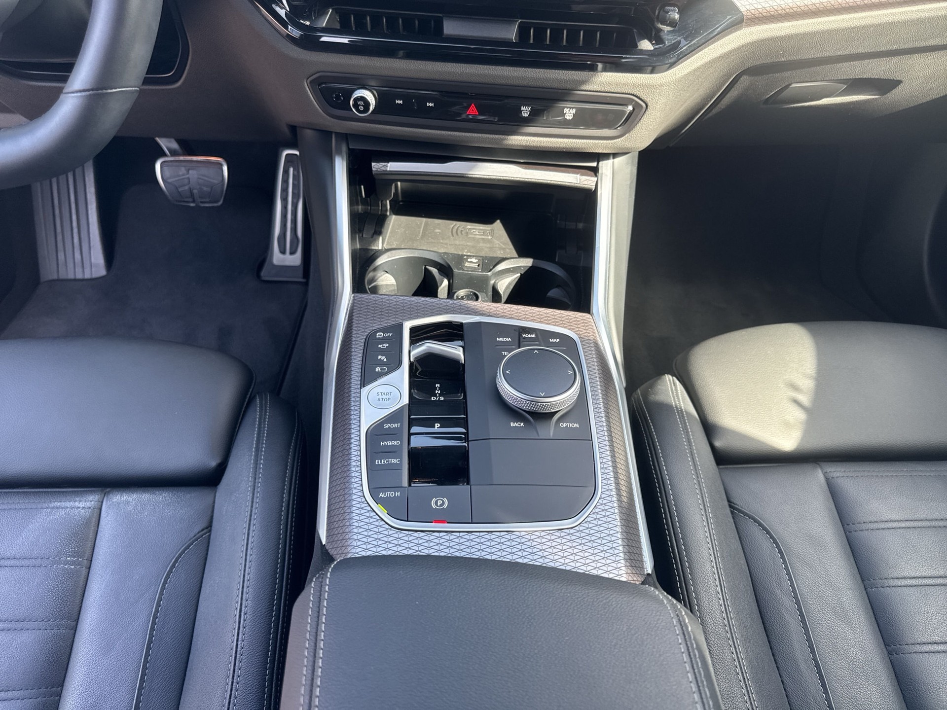 BMW 330e xDrive Steptronic M Sport-image-12