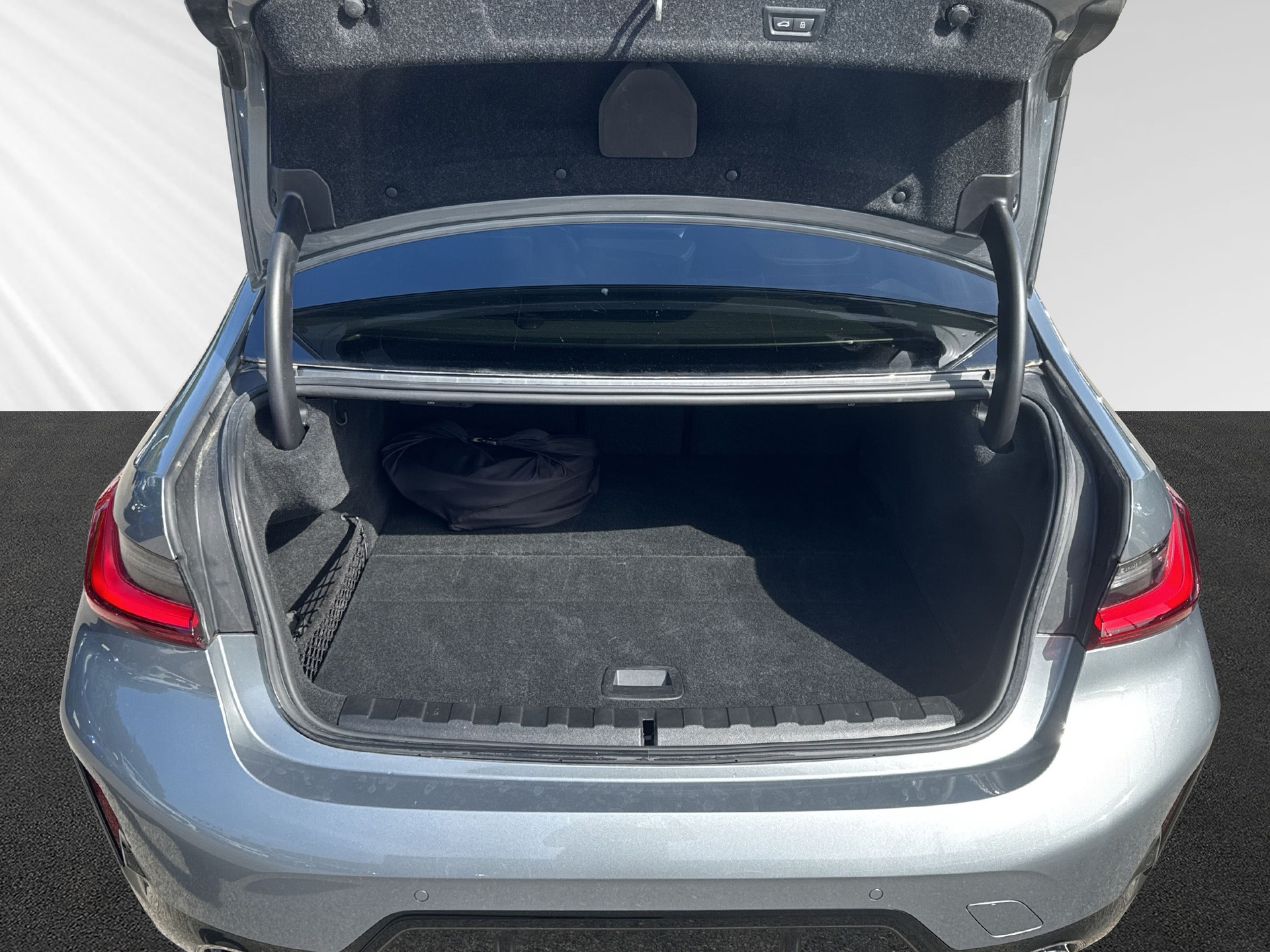 BMW 330e xDrive Steptronic M Sport-image-7